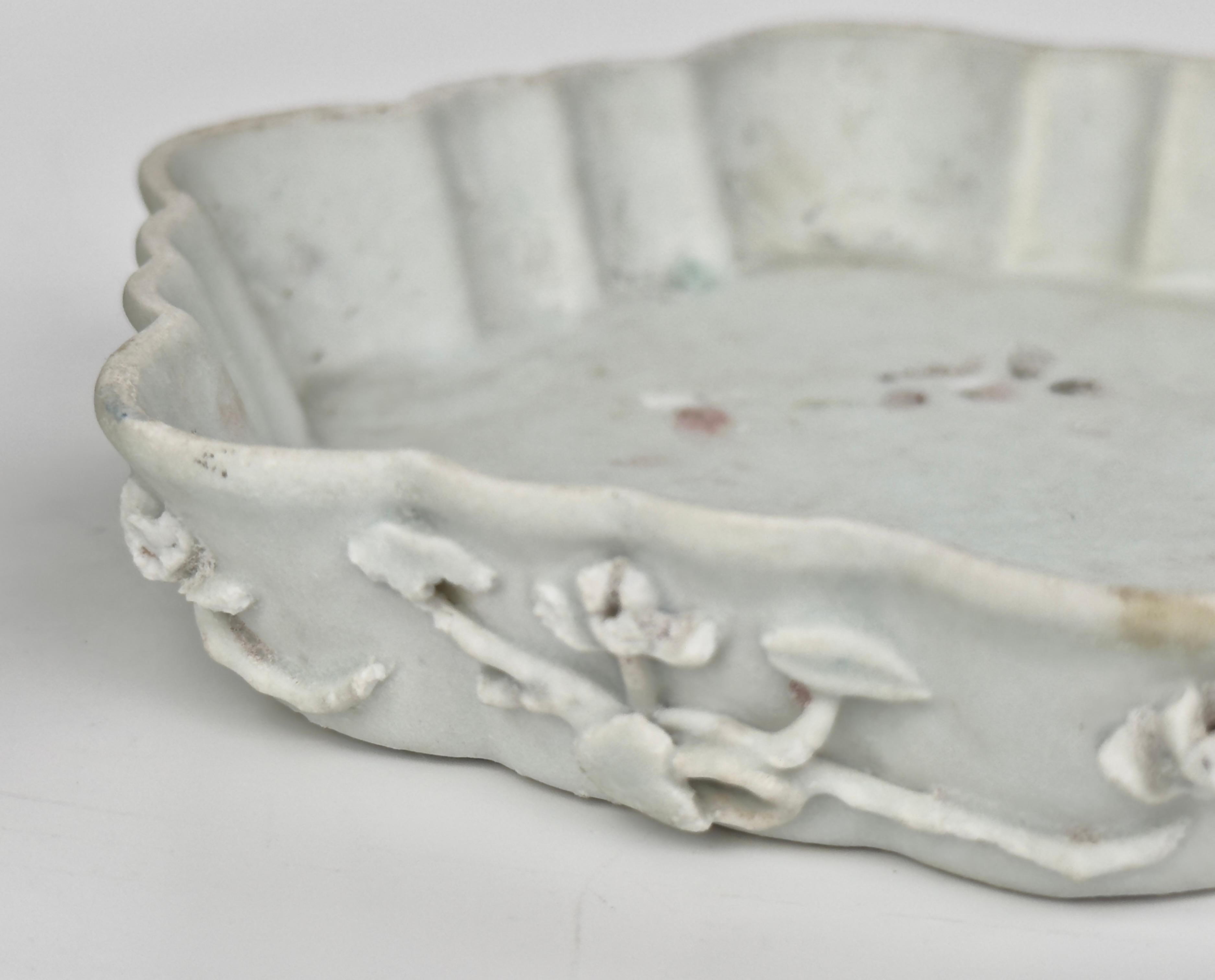 Ceramica Servizio da tè bianco con smalto sovrasmaltato Circa 1725, dinastia Qing, regno Yongzheng in vendita