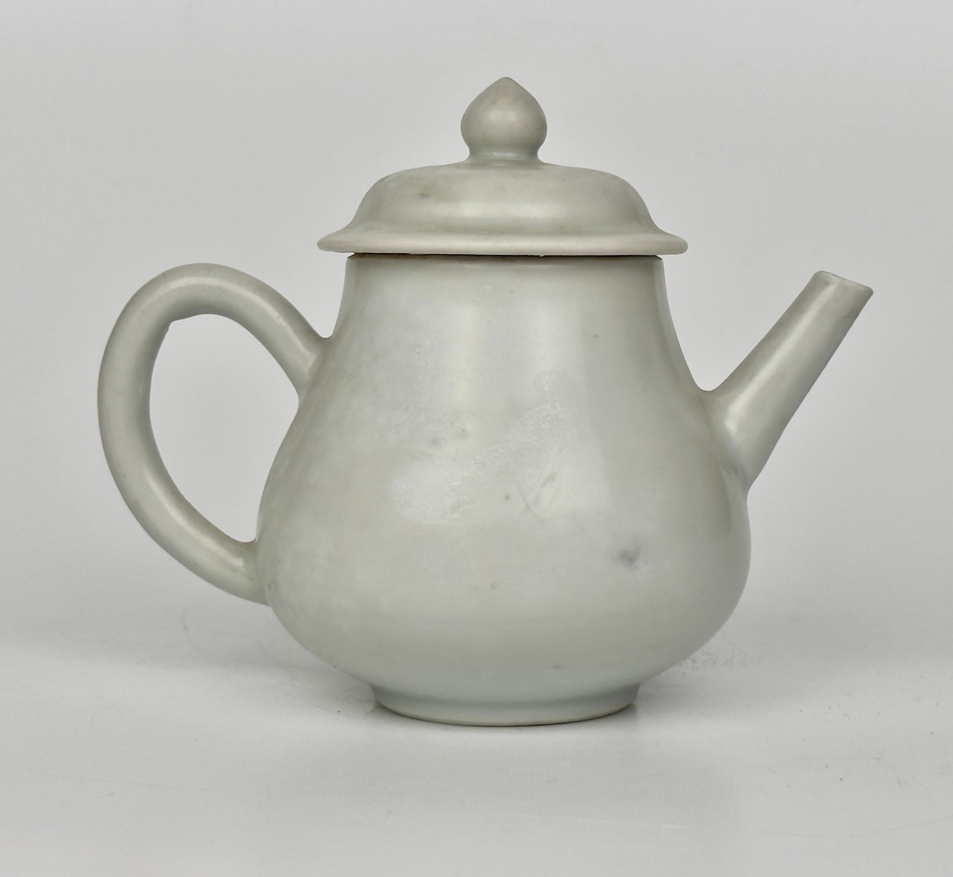 Servizio da tè bianco con smalto sovrasmaltato Circa 1725, dinastia Qing, regno Yongzheng In condizioni buone in vendita a seoul, KR