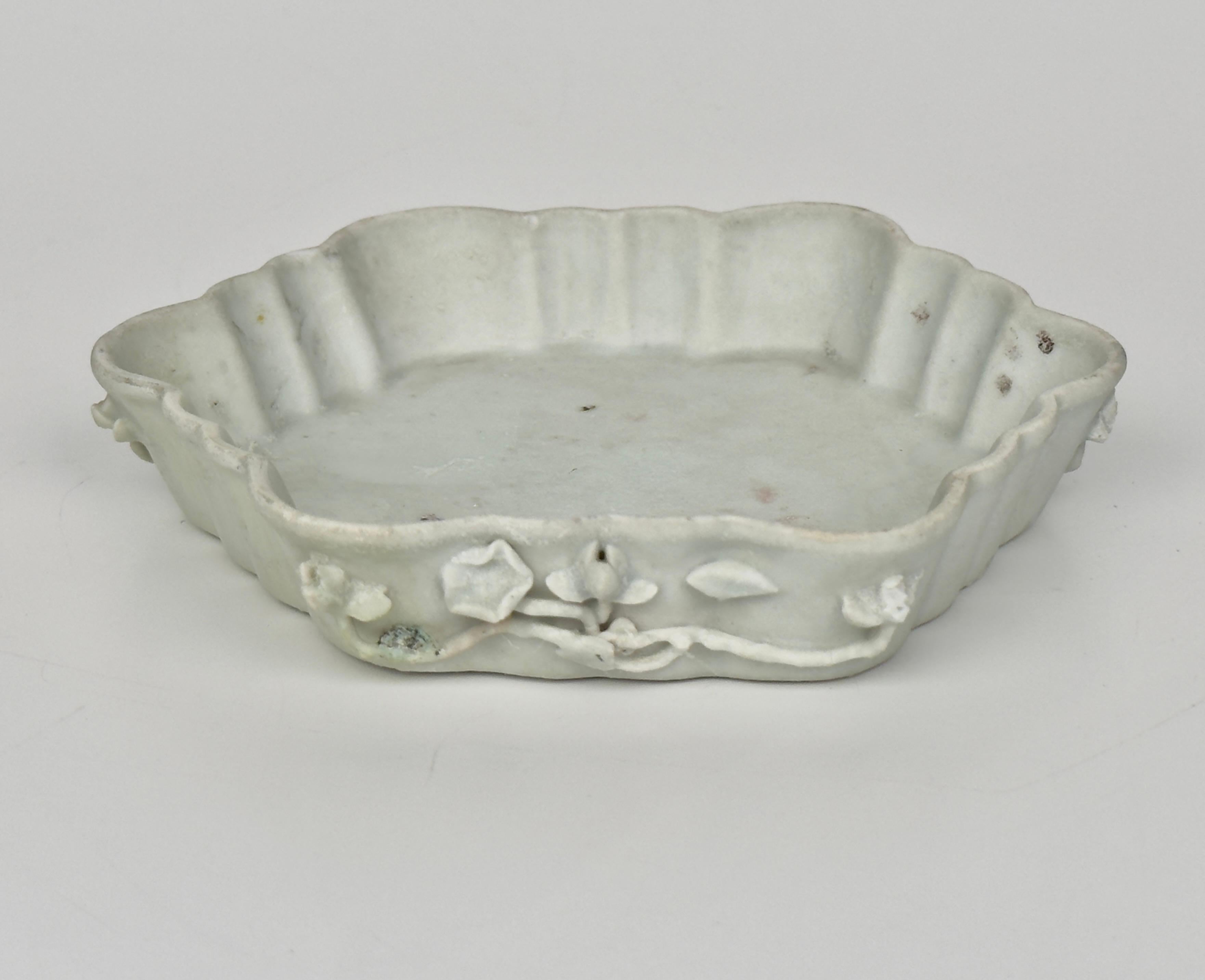 Servizio da tè bianco con smalto sovrasmaltato Circa 1725, dinastia Qing, regno Yongzheng in vendita 1