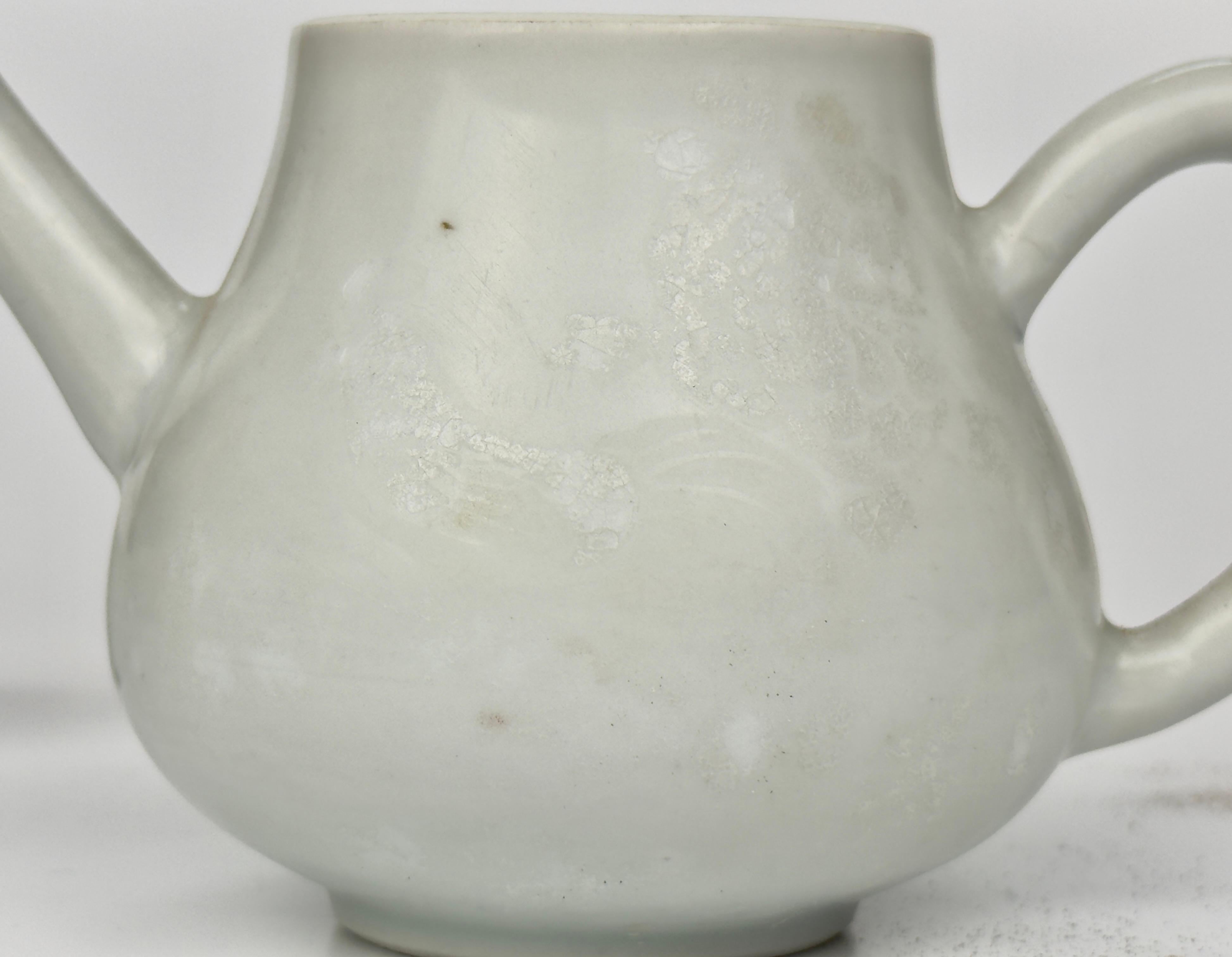 Ceramica Servizio da tè bianco con smalto sovrasmaltato Circa 1725, dinastia Qing, regno Yongzheng in vendita