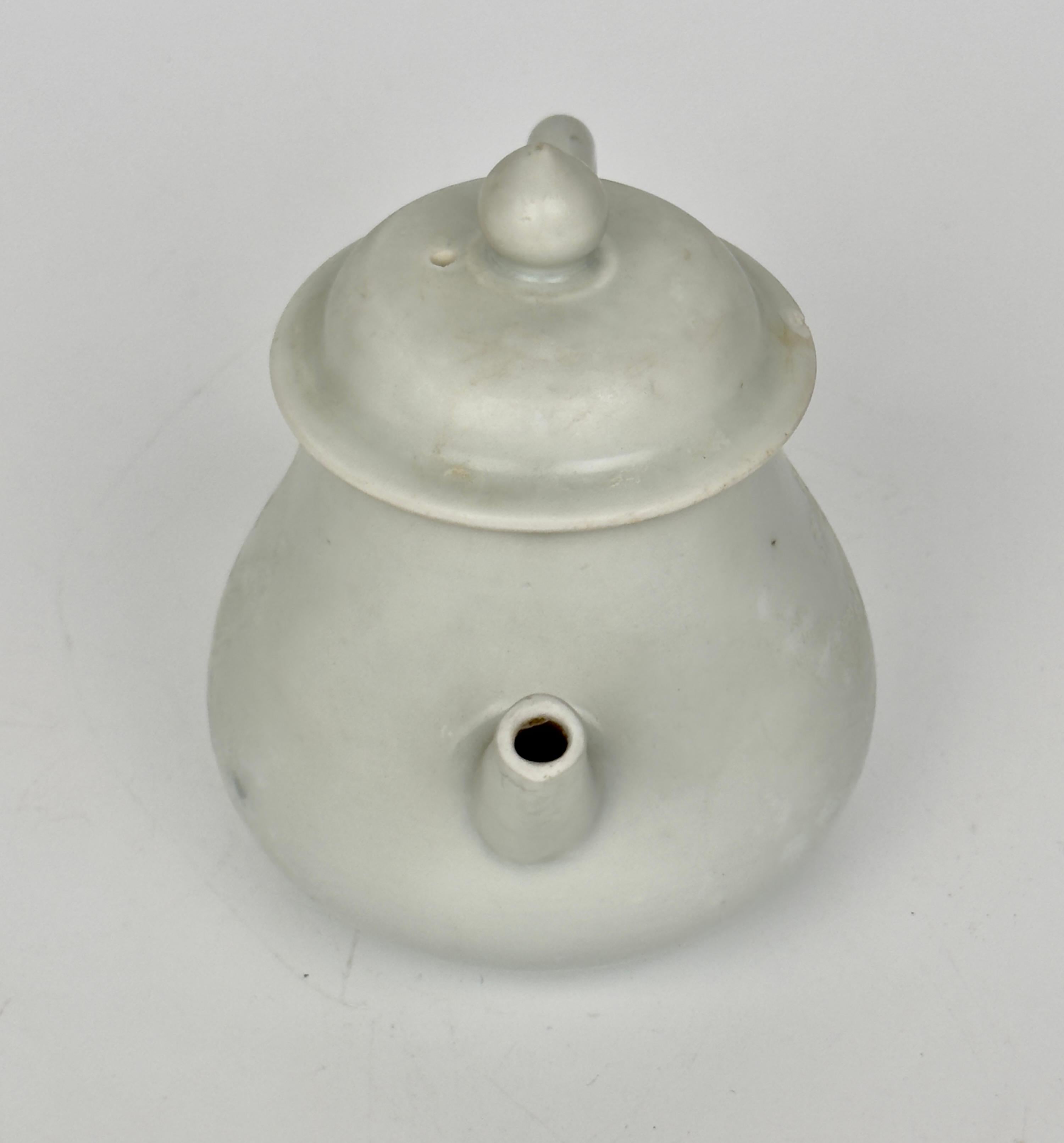 Servizio da tè bianco con smalto sovrasmaltato Circa 1725, dinastia Qing, regno Yongzheng in vendita 1