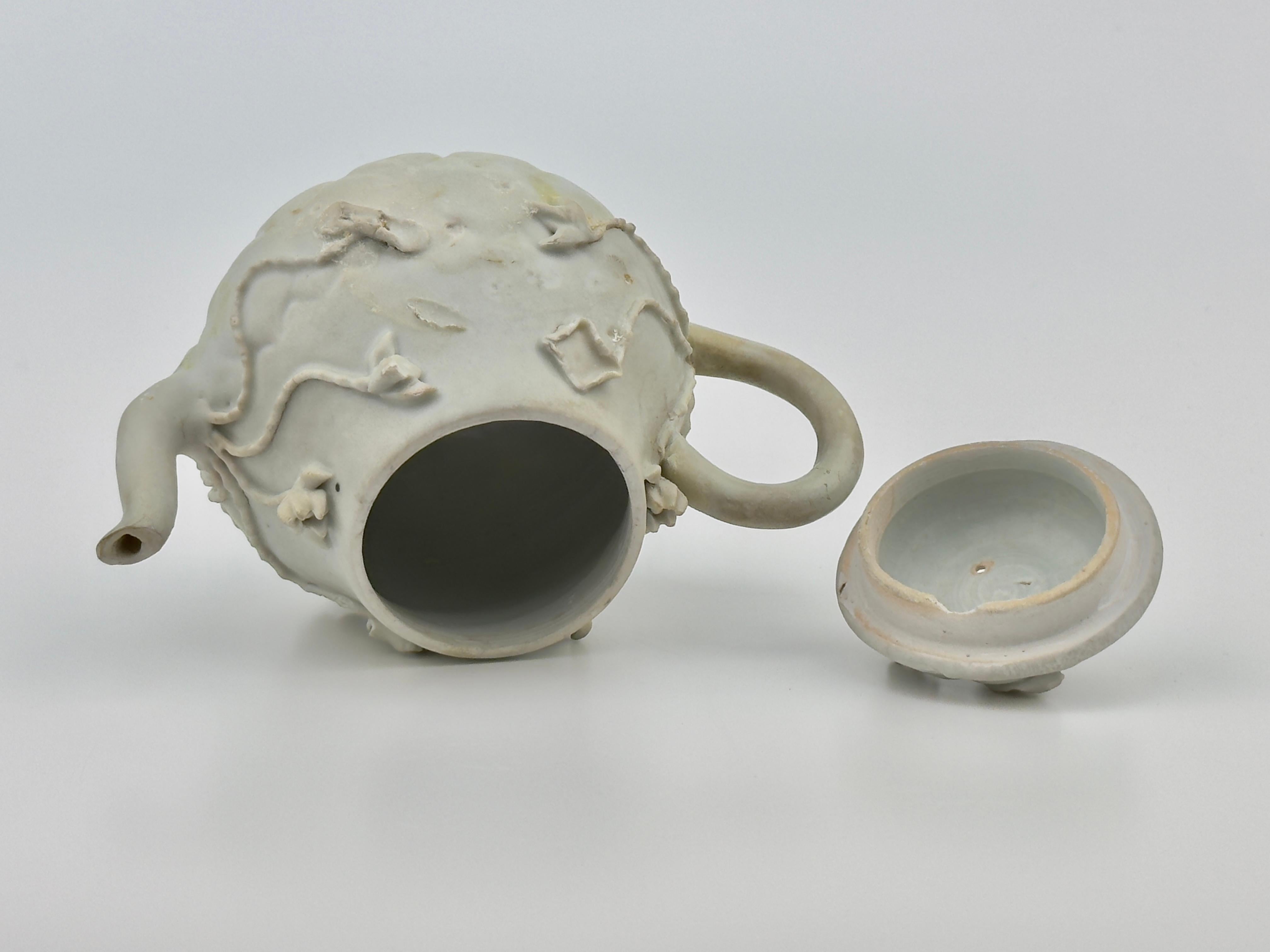 White with Overglaze Enamel Teapot Circa 1725, Qing Dynasty, Yongzheng Reign For Sale 3