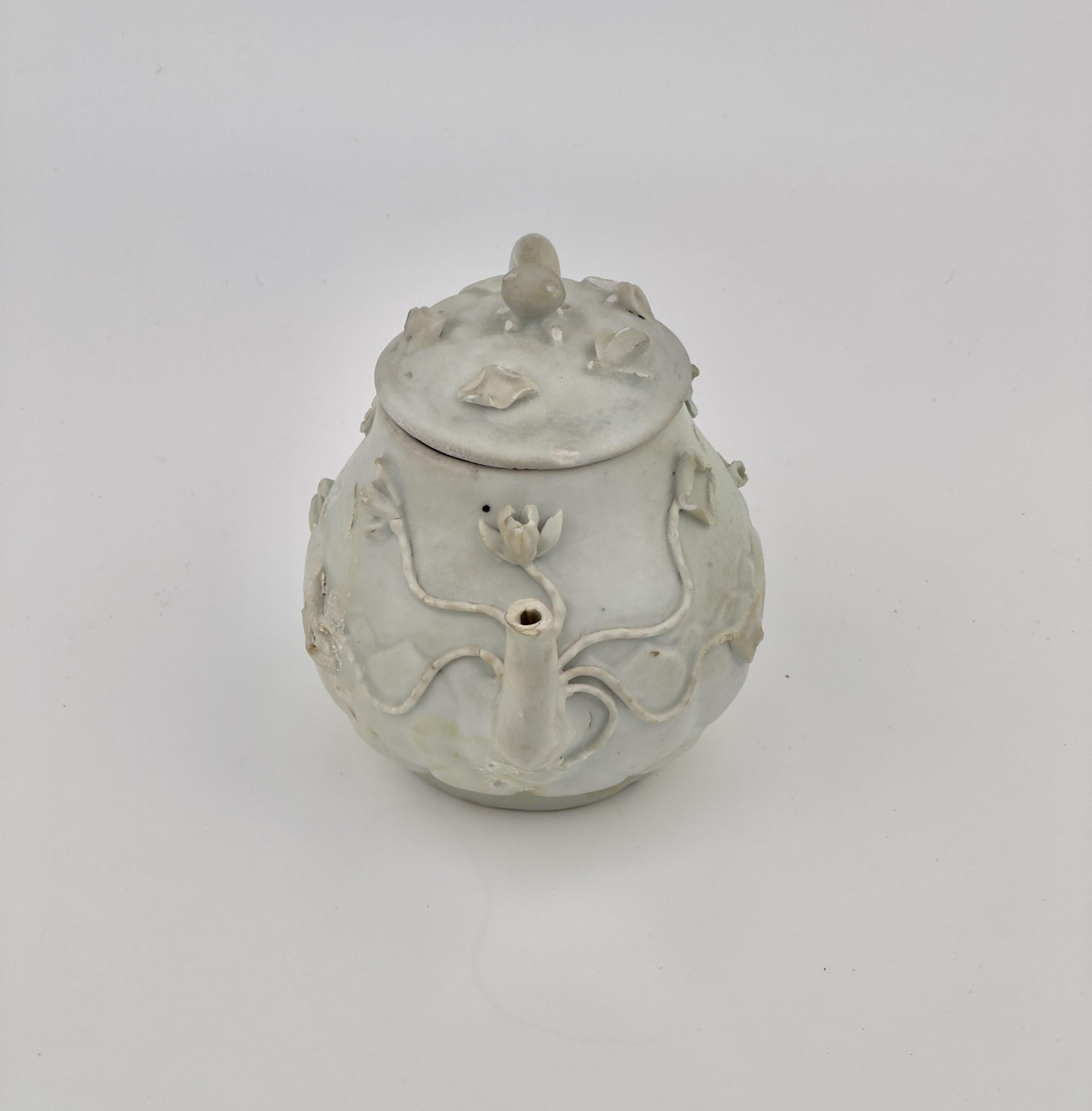 Enameled White with Overglaze Enamel Teapot Circa 1725, Qing Dynasty, Yongzheng Reign For Sale