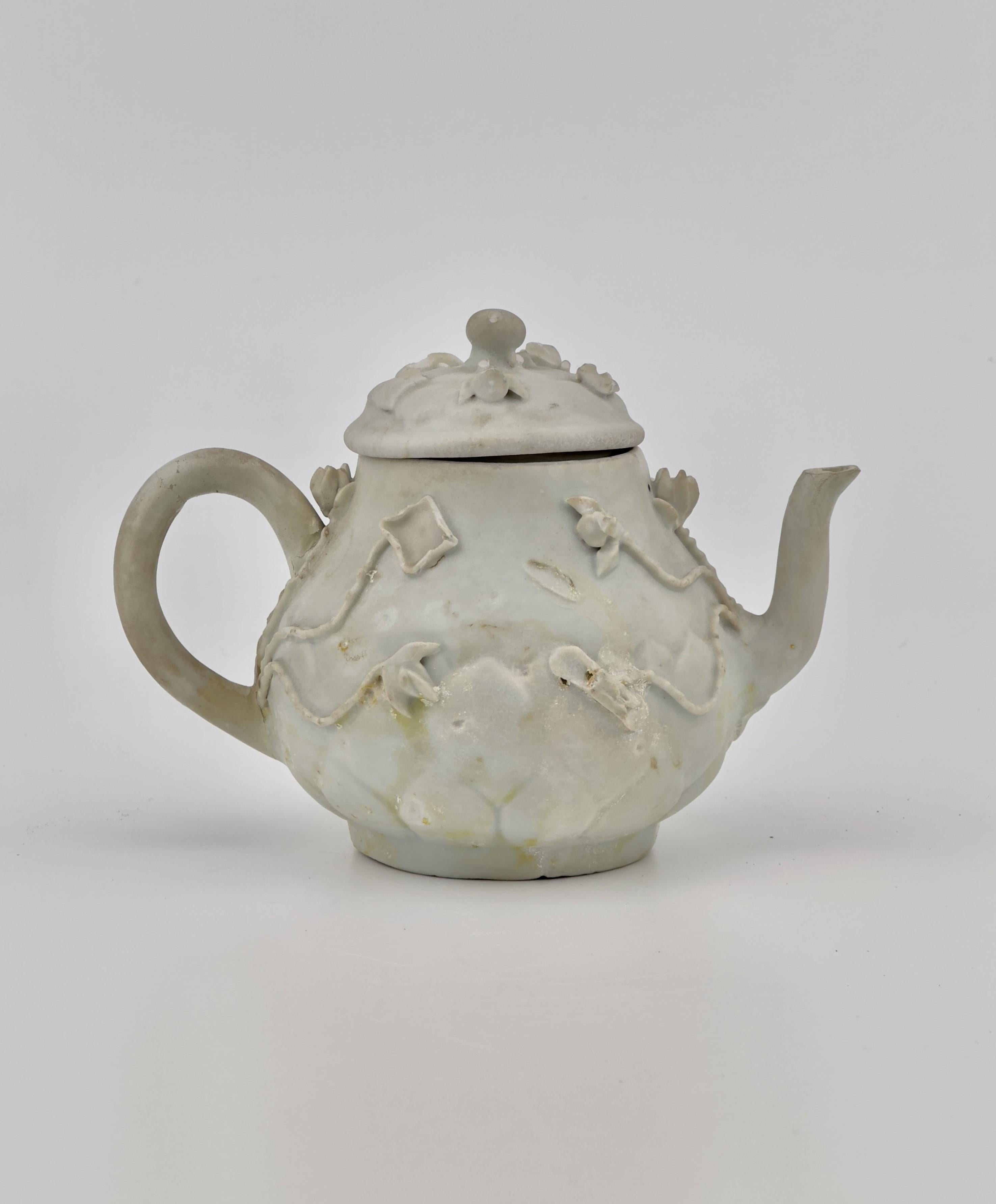 White with Overglaze Enamel Teapot Circa 1725, Qing Dynasty, Yongzheng Reign In Good Condition For Sale In seoul, KR