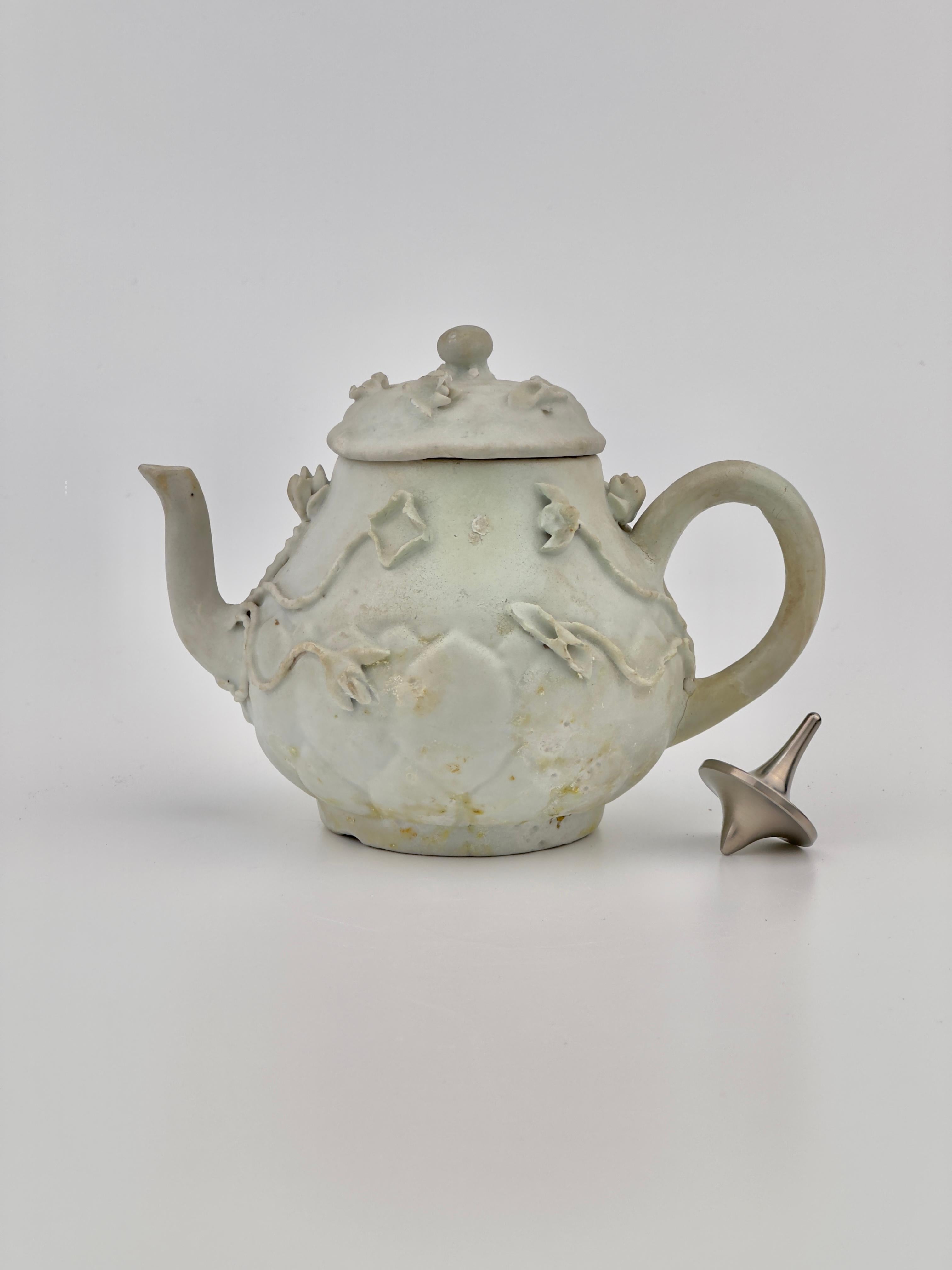 Weiße Teekanne mit Aufglasur-Emaille CIRCA 1725, Qing Dynasty, Yongzheng Reign (Keramik) im Angebot