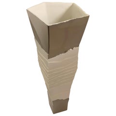 Weiße weiße, gerippte Porzellanvase mit Platin, Italien, zeitgenössisch