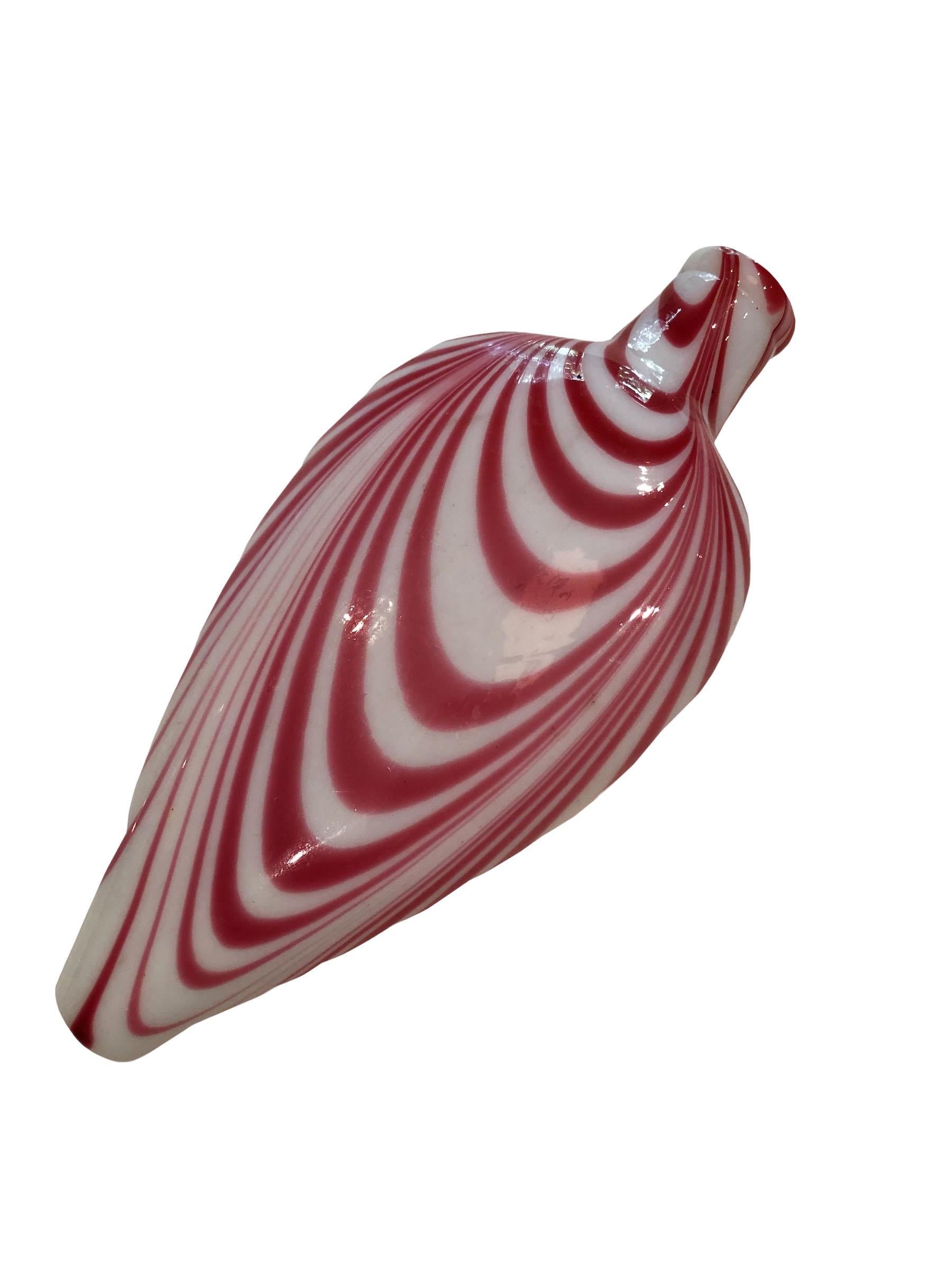 Ein weißer und roter englischer Nailsea-Glaskolben. Nailsea mundgeblasenem Glas sehr fein frühen 19. Jahrhundert 1830er Jahre.