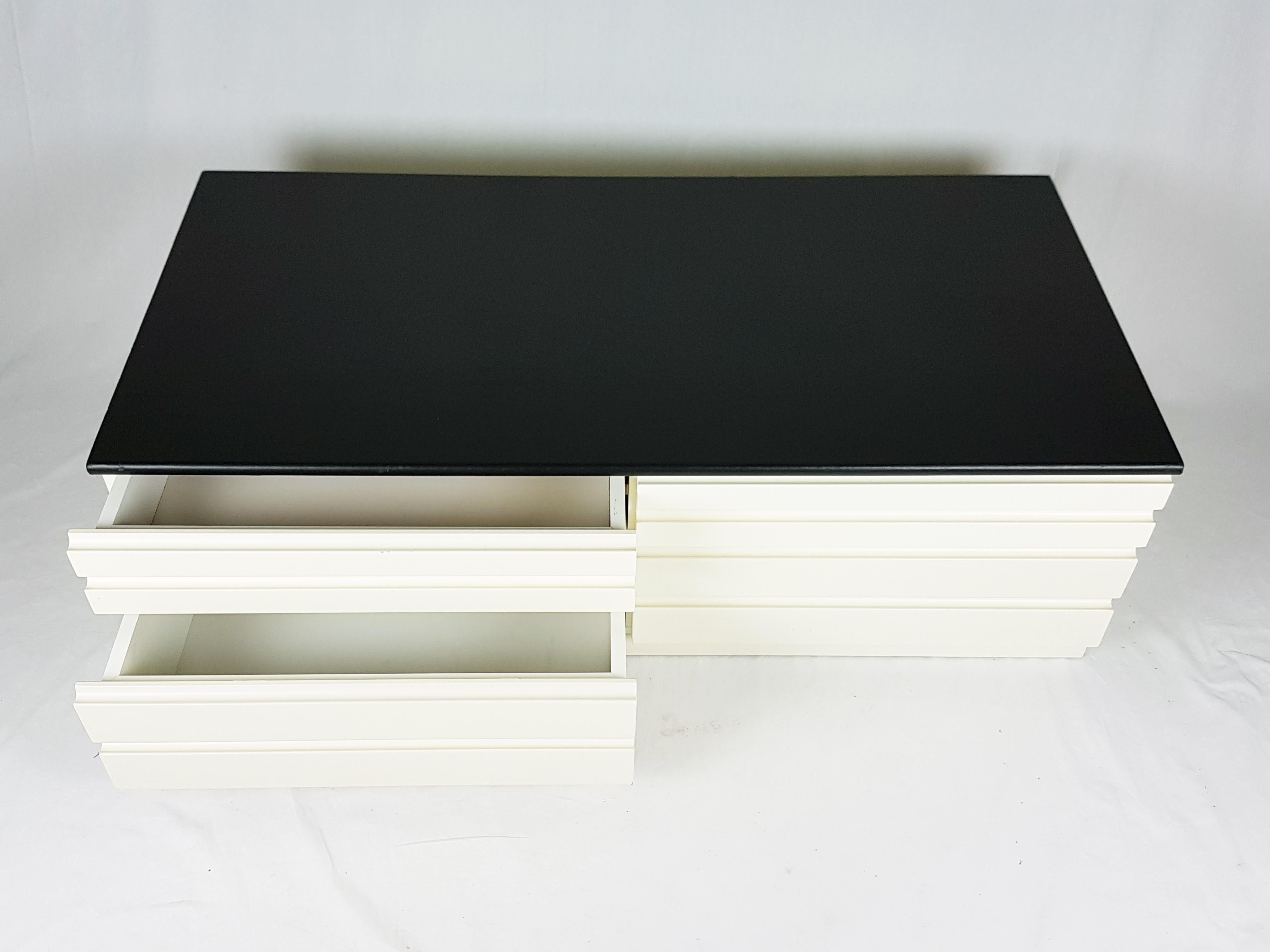 Coffre à tiroirs Skai Samarcanda en bois blanc et noir de Magistretti pour Poggi en vente 1