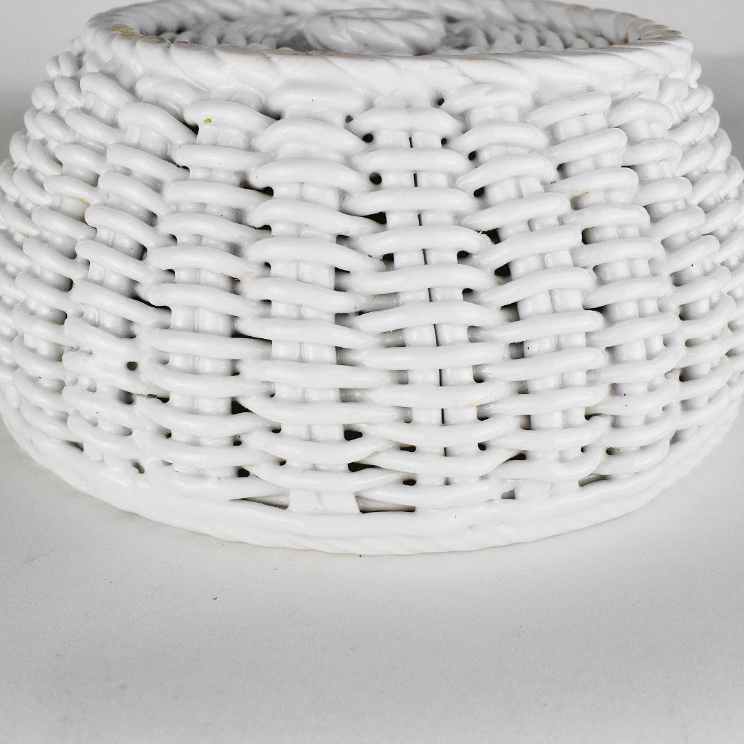 A small decorative white ceramic bowl. A gorgeous piece with faux bois feel. This piece is created from ceramic and glazed in white. Made to look like a woven wicker basket, this piece will add a fun addition to any space. 

Dimensions:
7”