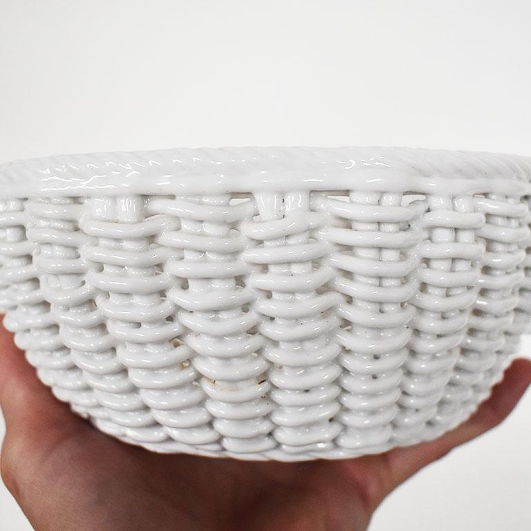 Dekoschale aus weißer gewebter Keramik, Italien (Italienisch) im Angebot
