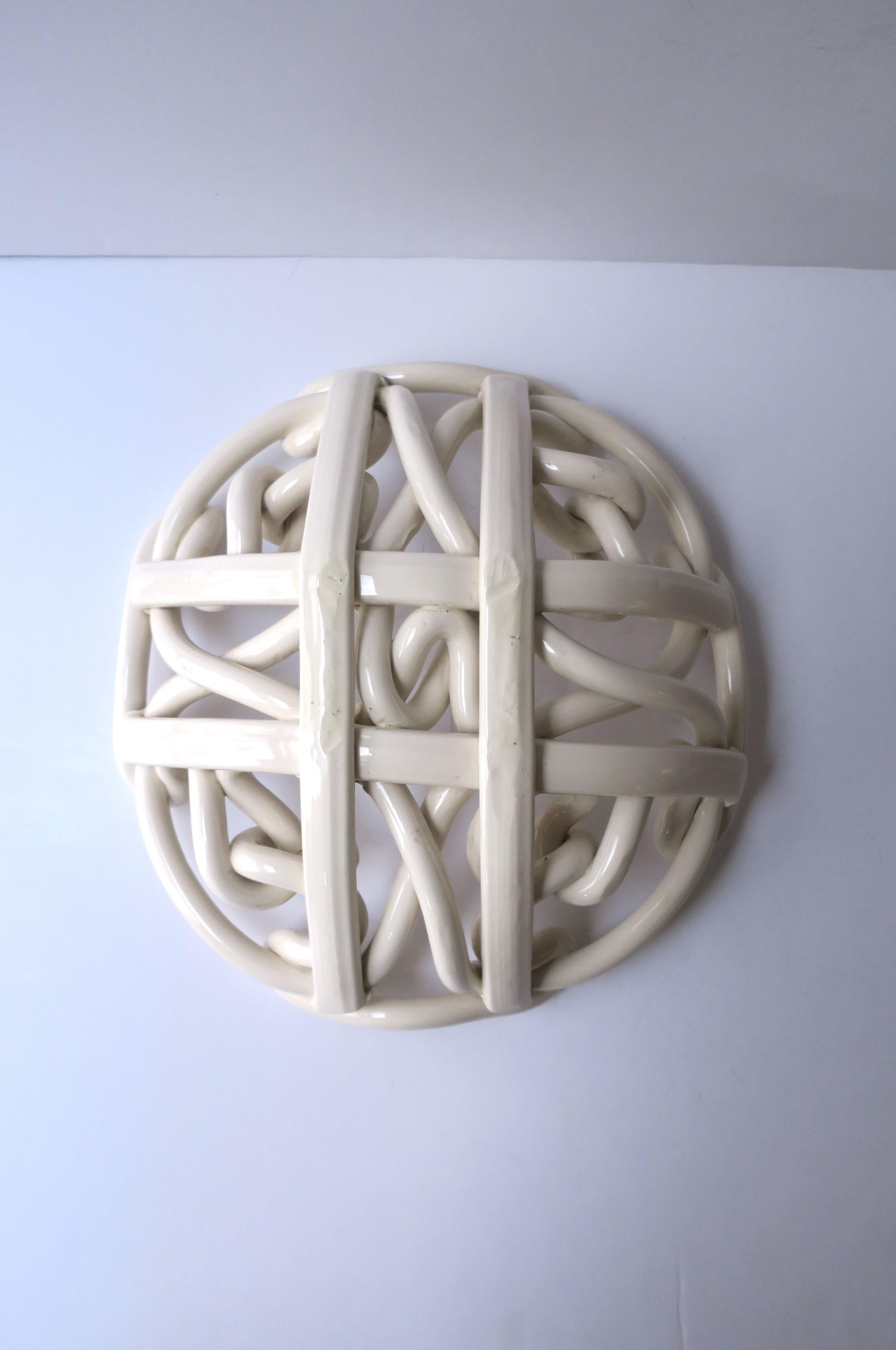 Cuenco centro de mesa de cerámica de mimbre tejida blanca en venta 6