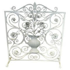 Parafuoco bianco in ferro battuto e terracotta decorato con fiori