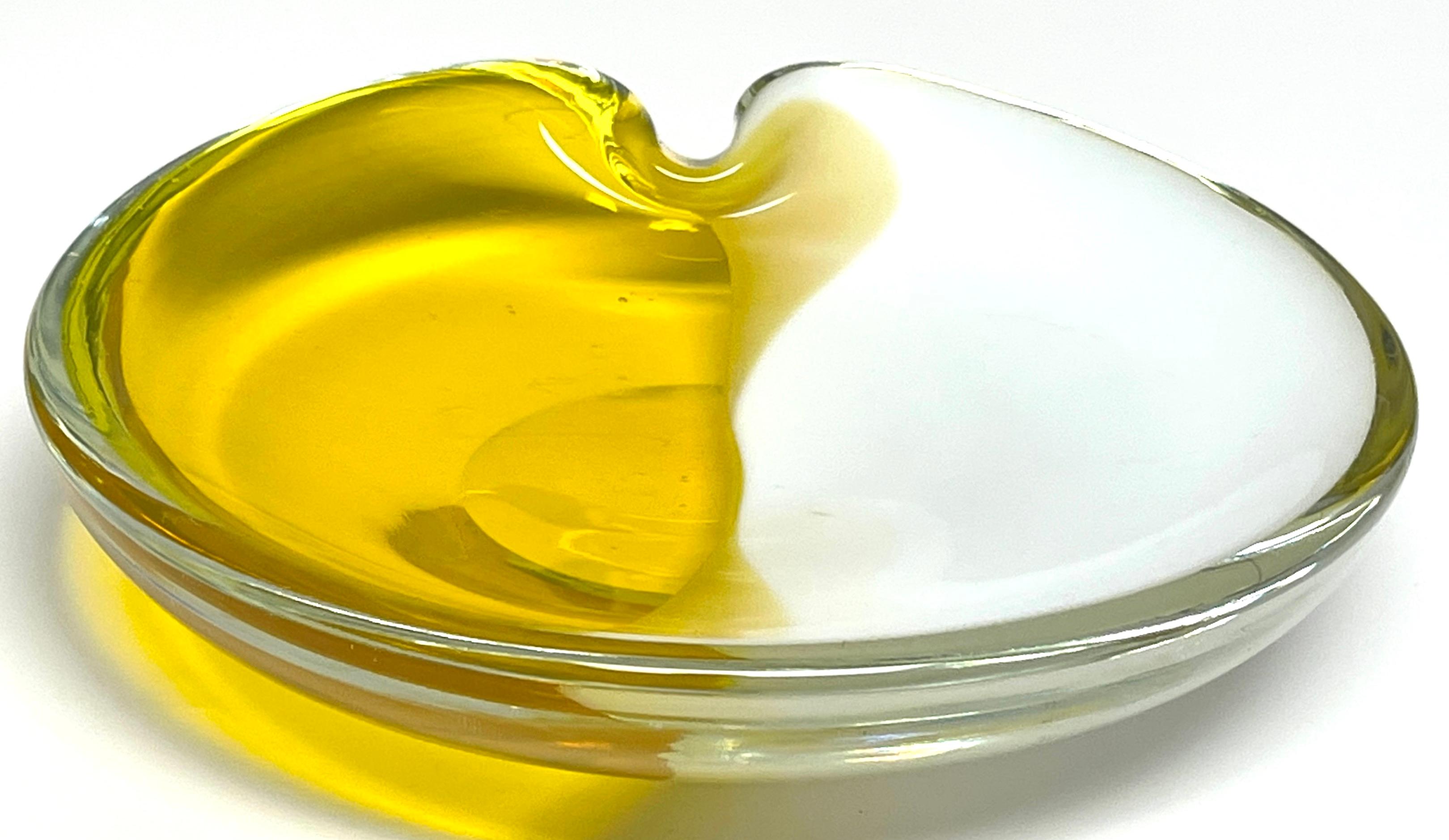 Verre de Murano Cendrier en verre de Murano Bipartite blanc et jaune par Seguso en vente