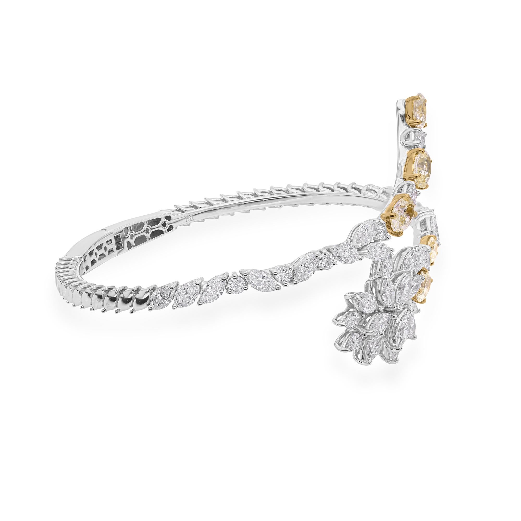 Moderne Bracelet manchette en or blanc 18k avec grappe florale de diamants blancs et jaunes en vente