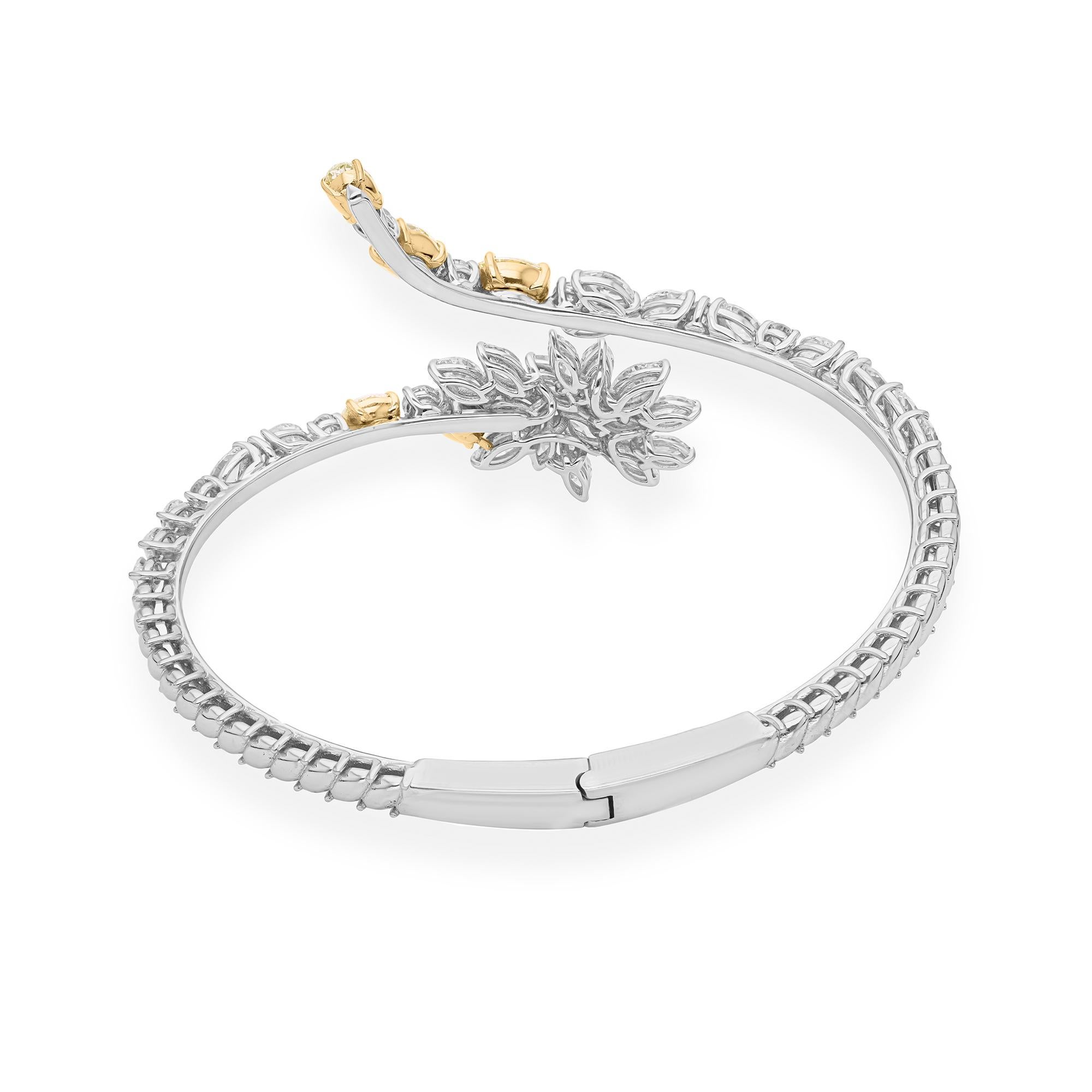 Bracelet manchette en or blanc 18k avec grappe florale de diamants blancs et jaunes Neuf - En vente à Diera, Dubai