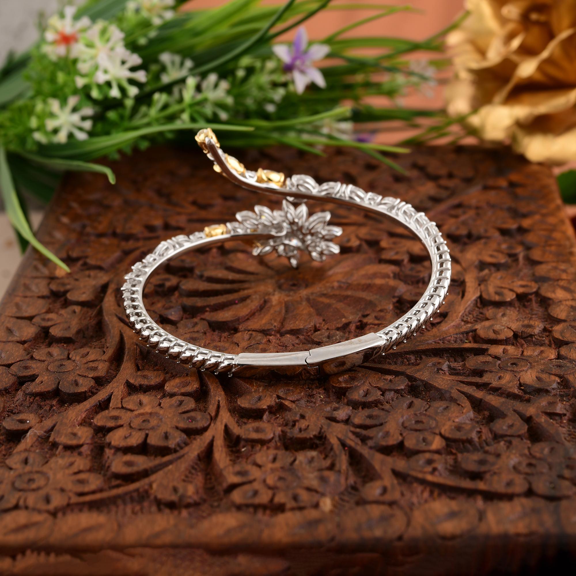 Bracelet manchette en or blanc 18k avec grappe florale de diamants blancs et jaunes Pour femmes en vente
