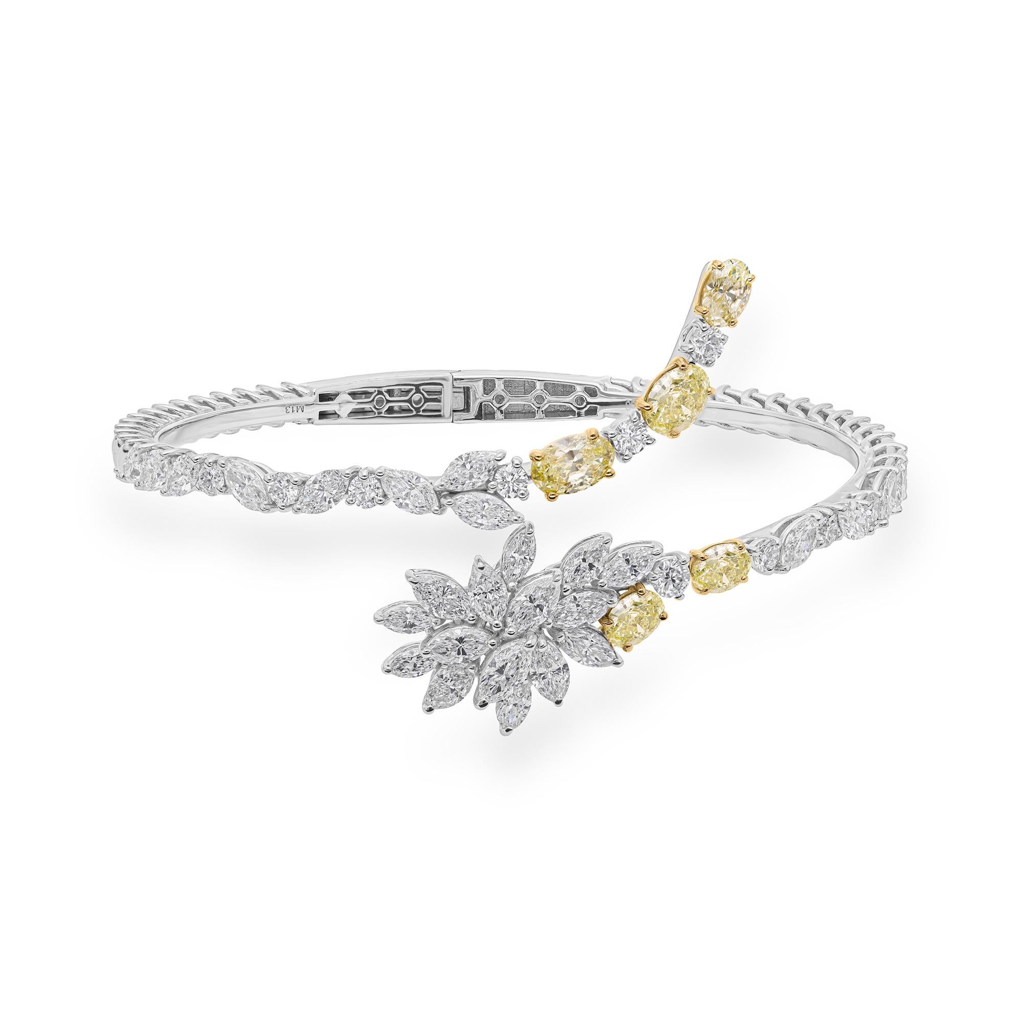 Bracelet manchette en or blanc 18k avec grappe florale de diamants blancs et jaunes en vente 1