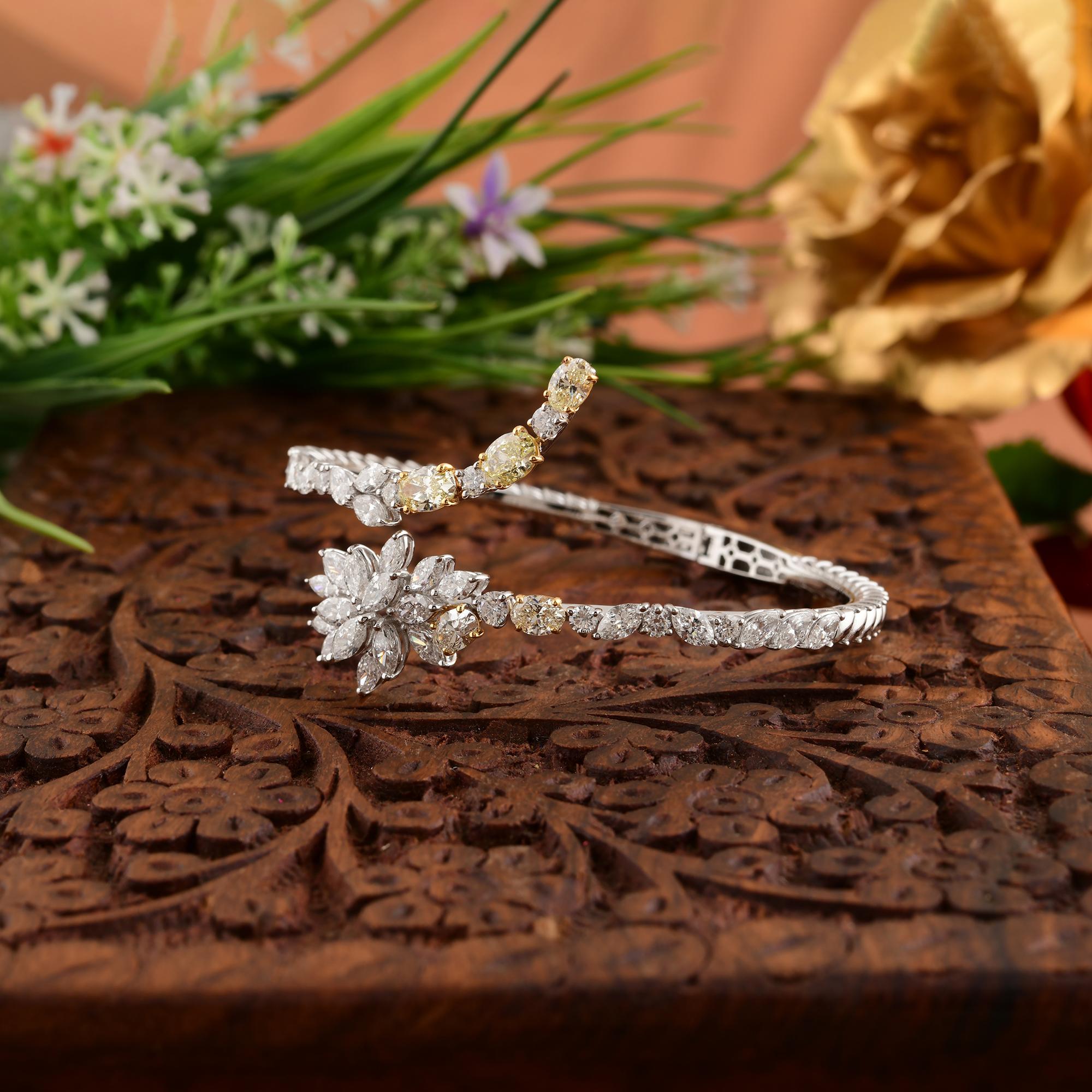 Bracelet manchette en or blanc 18k avec grappe florale de diamants blancs et jaunes en vente 2