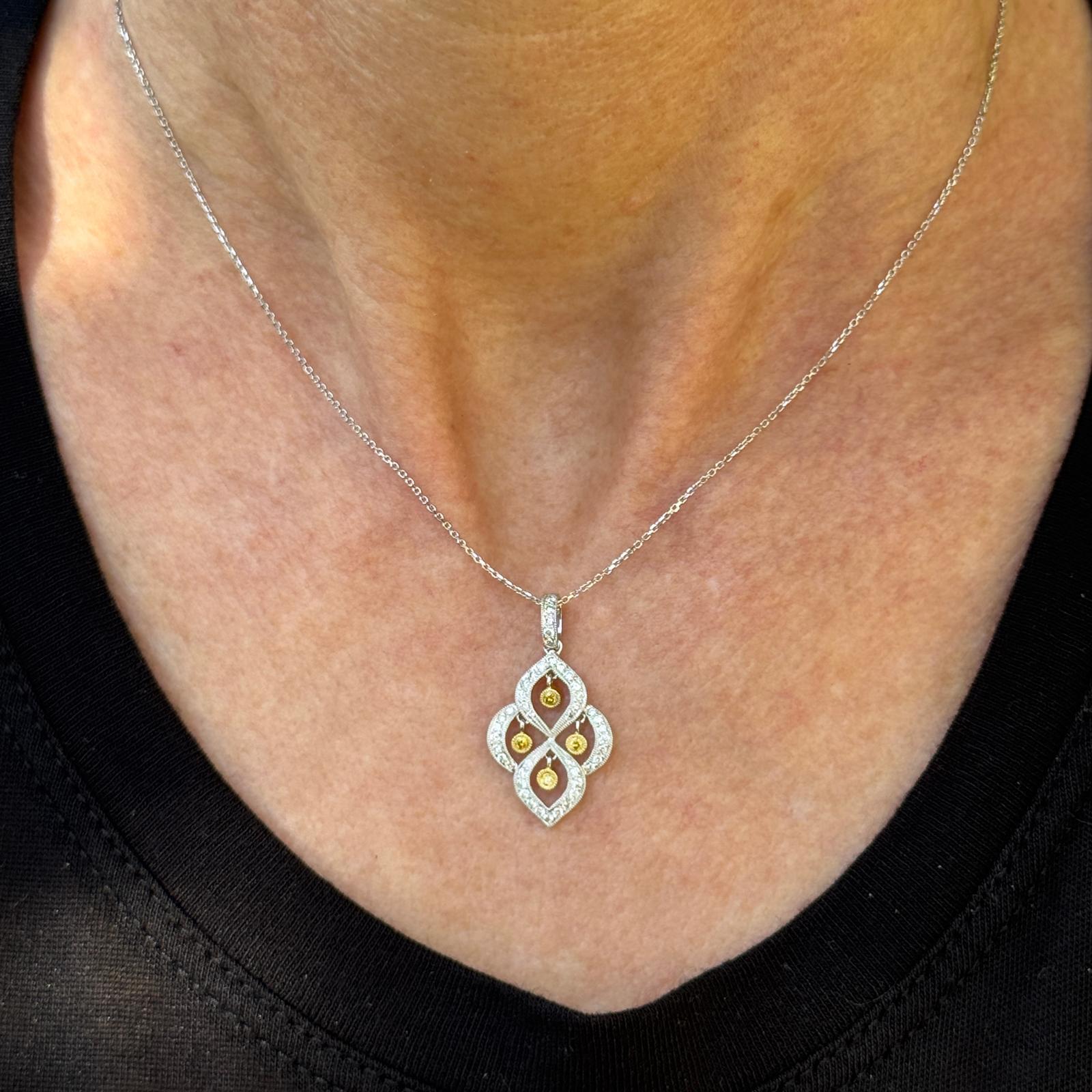 Taglio rotondo Collana moderna con diamante fluttuante bianco e giallo in oro bianco 18 carati in vendita