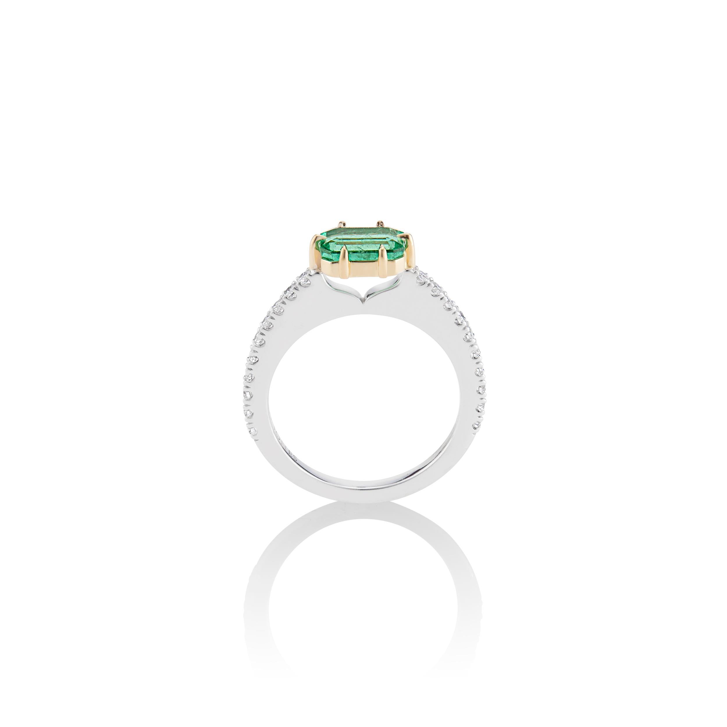Verlobungsring aus Weiß- und Gelbgold mit Smaragd im Smaragdschliff und Diamanten (Moderne) im Angebot