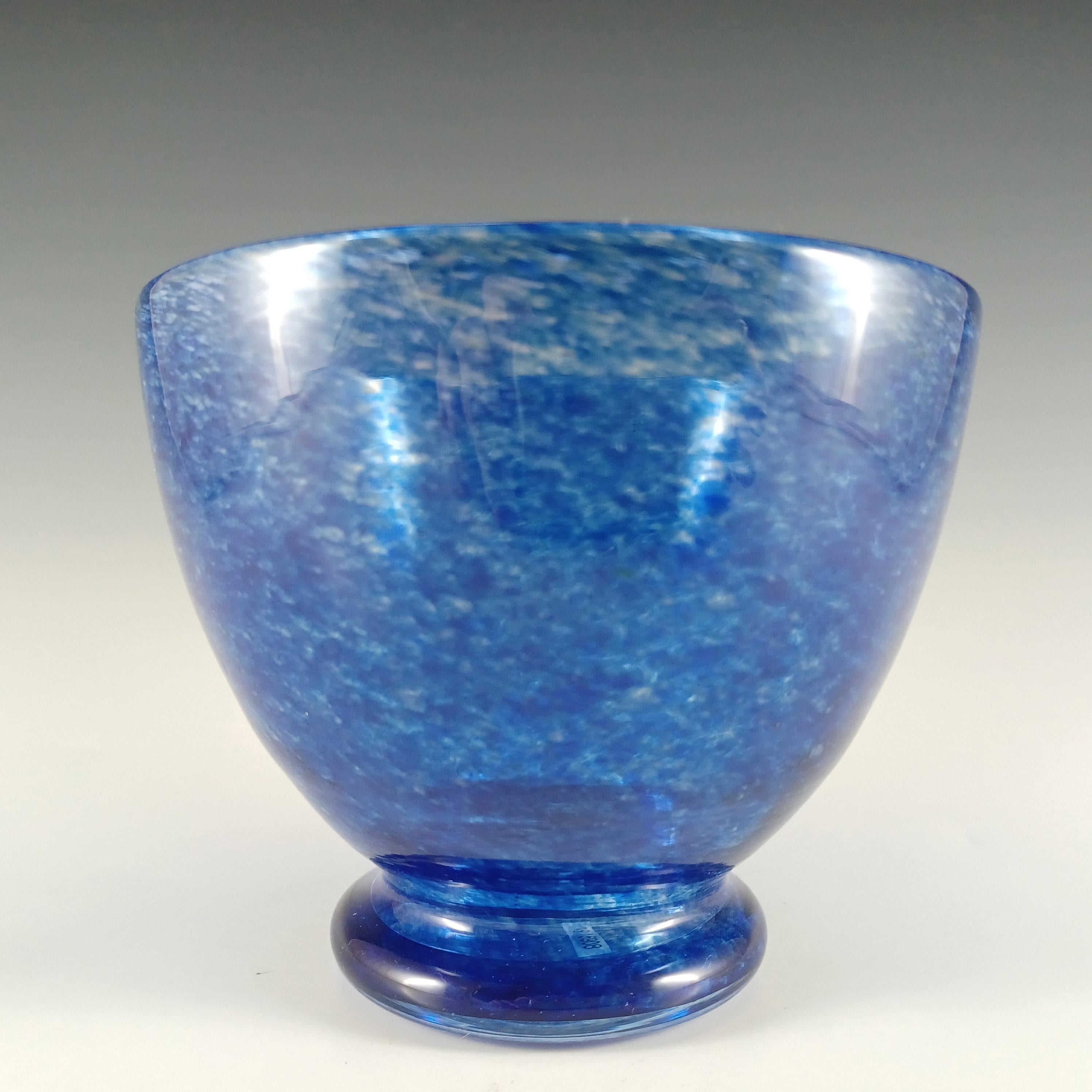 Un bellissimo vaso o ciotola con piede in vetro blu nuvoloso, disegnato da William Butler per la rinomata azienda britannica Whitefriars, modello numero 7170. Mostrato nei cataloghi 1938 - 1940. È presente anche nel libro Whitefriars di Lesley