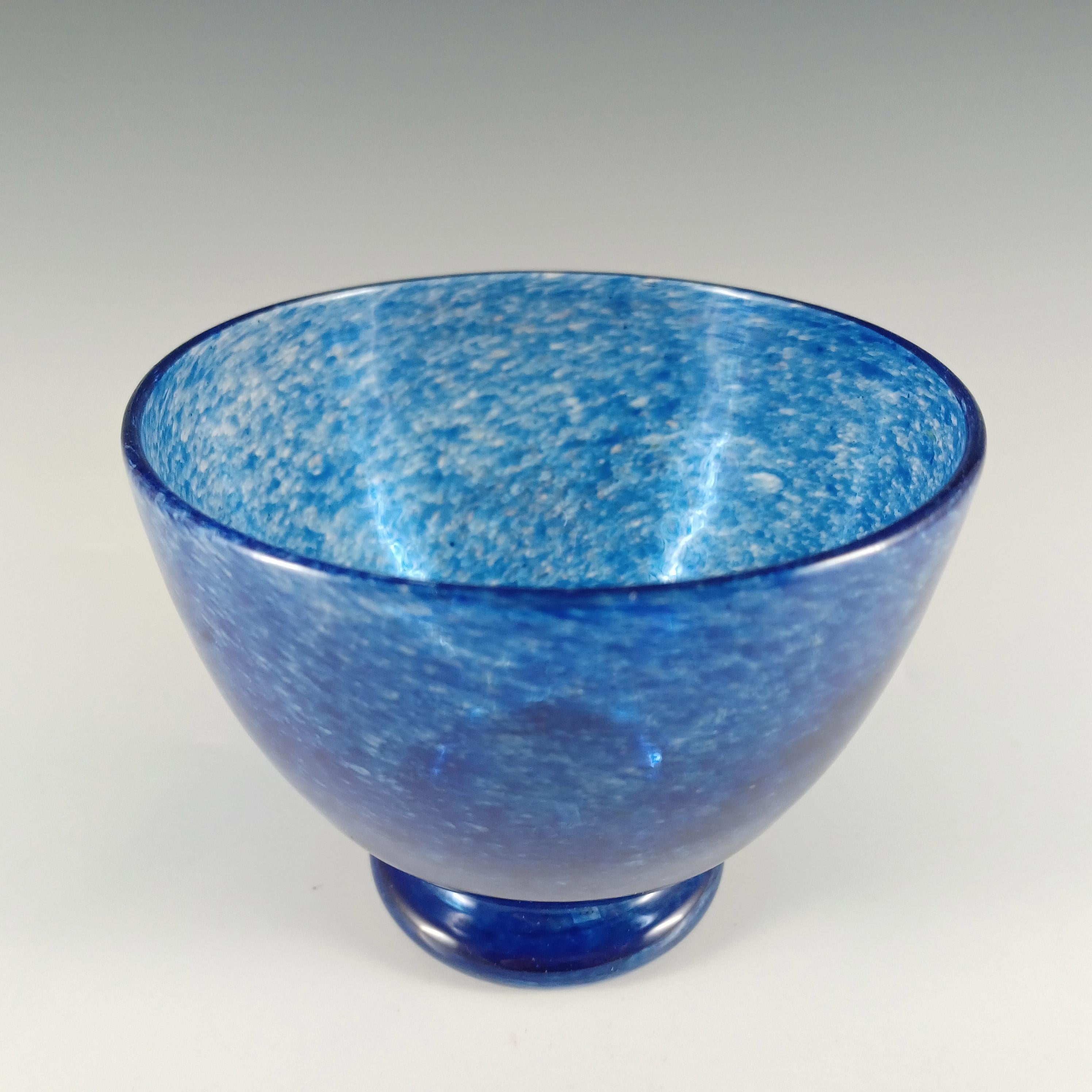 Fatto a mano Whitefriars #7170 William Butler Vaso / Ciotola in vetro blu torbido in vendita
