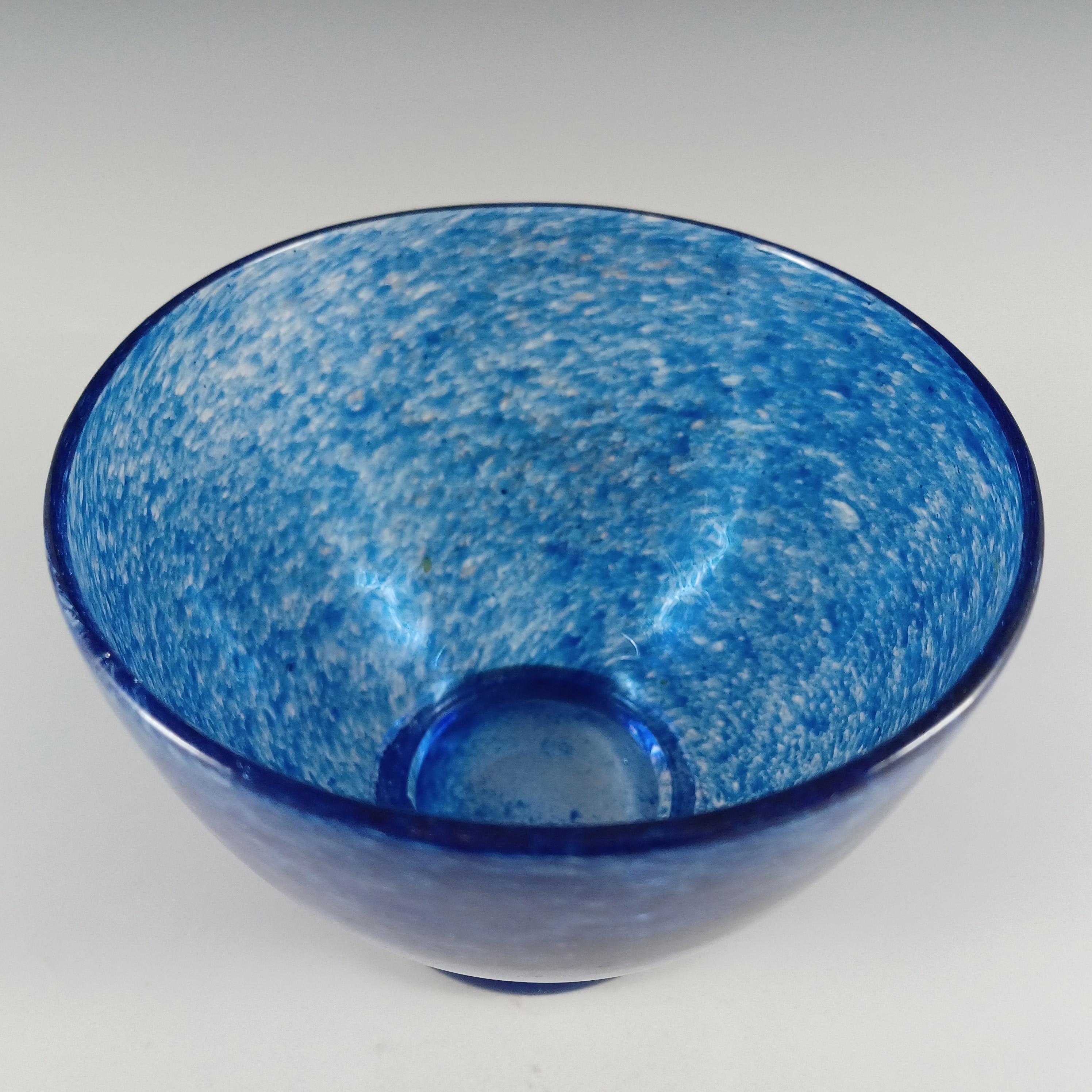 Whitefriars #7170 William Butler Vaso / Ciotola in vetro blu torbido In condizioni buone in vendita a Bolton, GB
