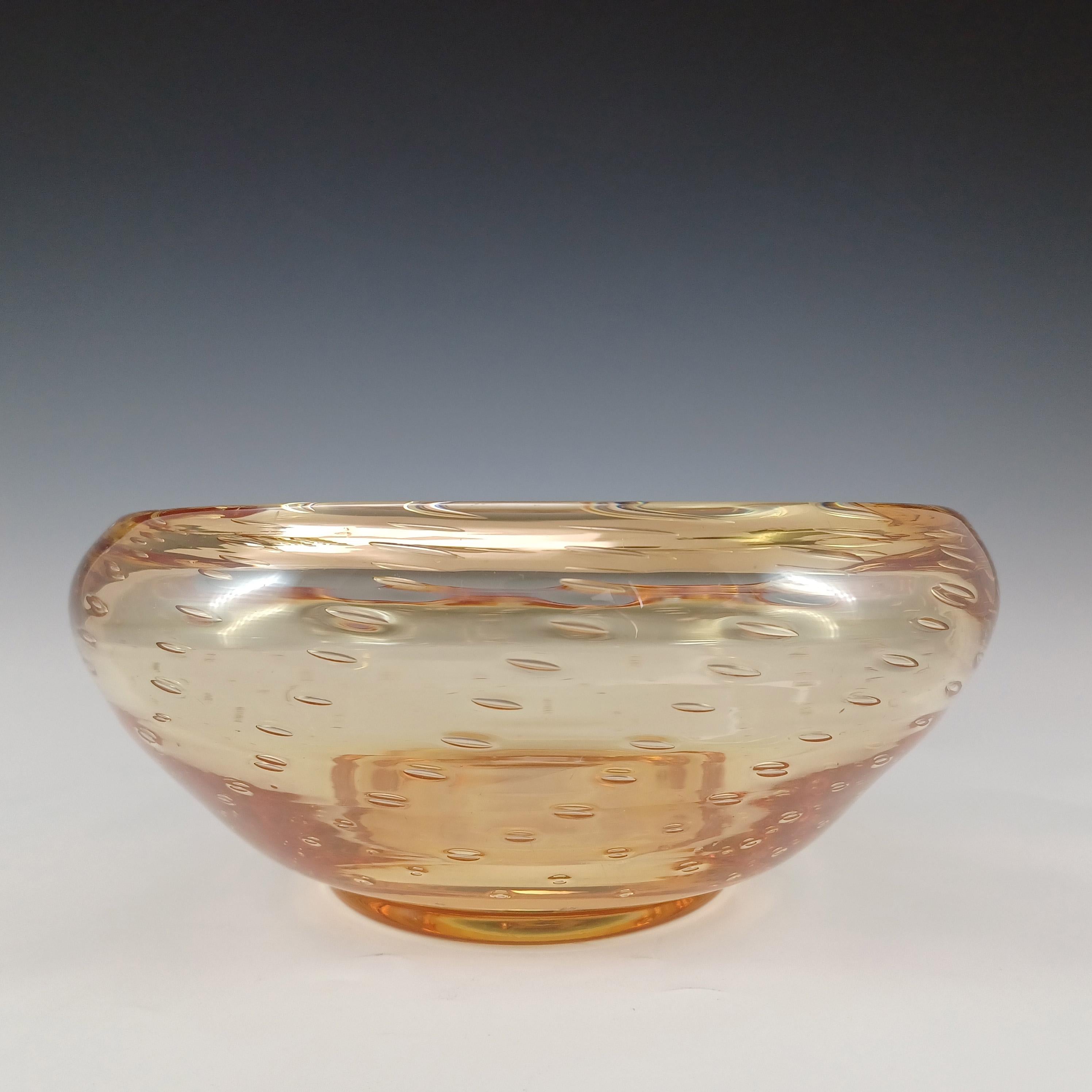 Una bellissima ciotola in vetro ambrato dorato di grandi dimensioni e peso (1,7 kg senza imballaggio) con effetto bolla controllato, realizzata dalla rinomata azienda britannica Whitefriars Glass, modello numero 9391. Mostrato nei cataloghi 1954 -