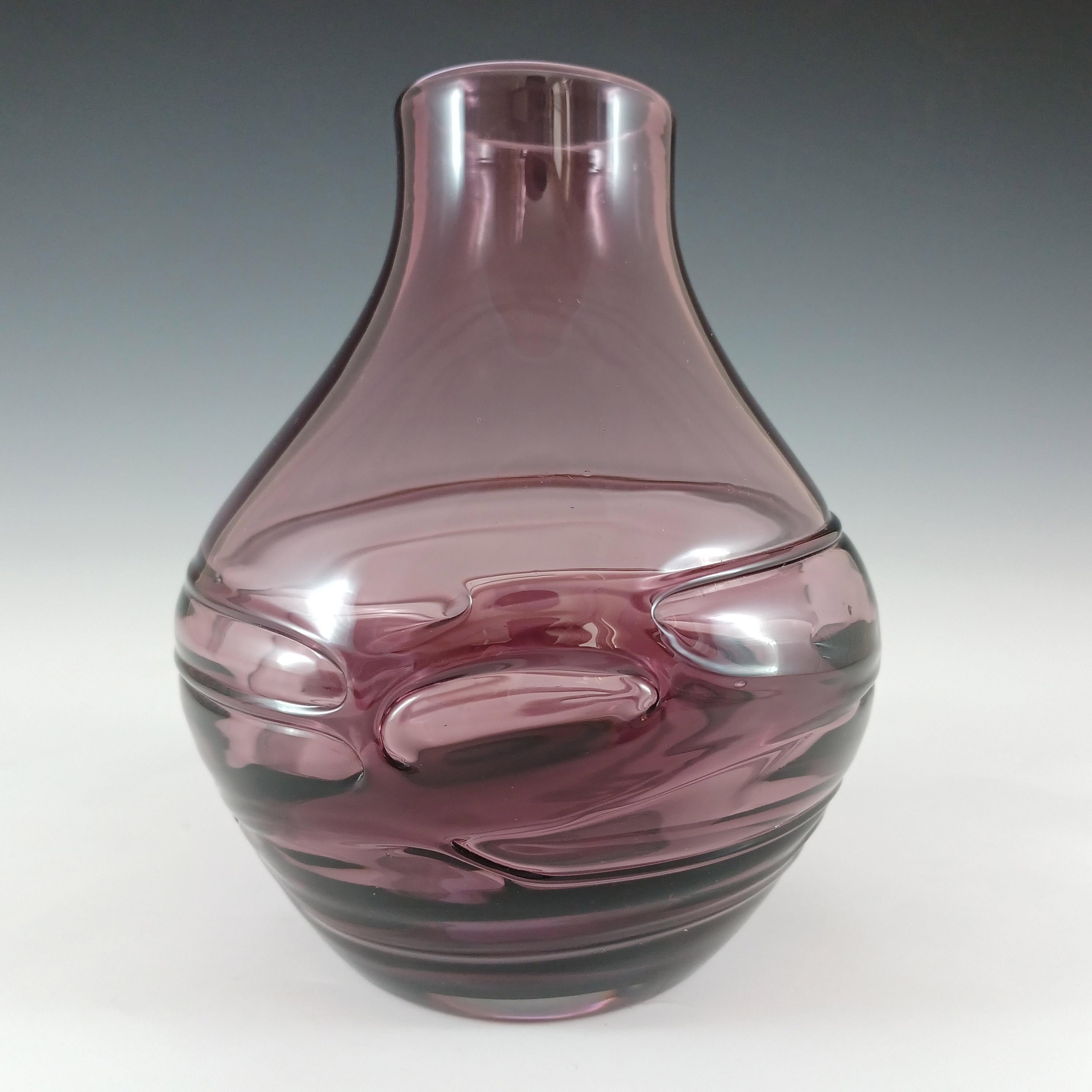 Eine schöne auberginefarbene (lila) und klare Glasvase 