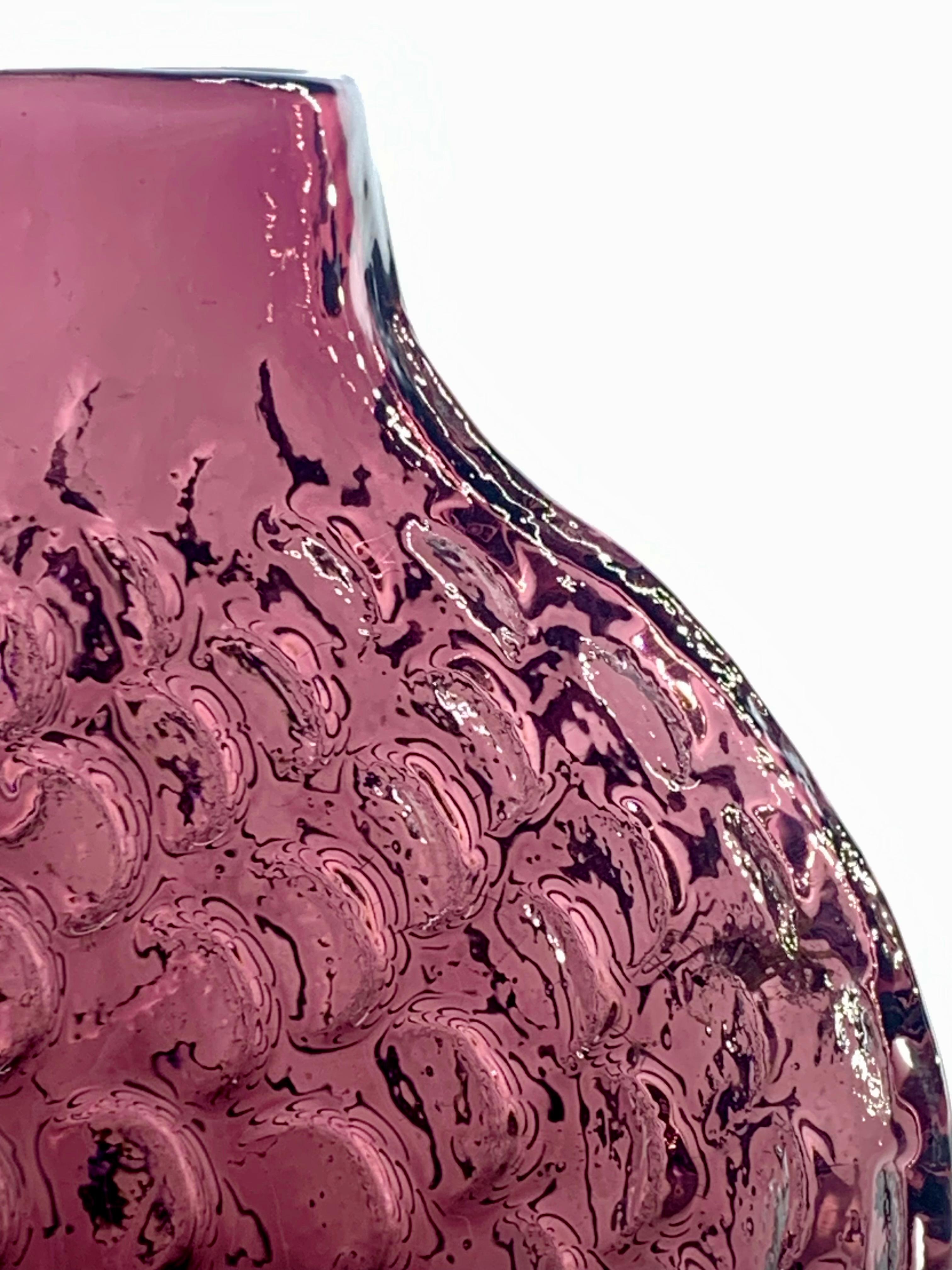 Un vase oignon aubergine de Geoffrey Baxter for Whitefriars, numéro de modèle 9758, sorti en 1971, est en excellent état.