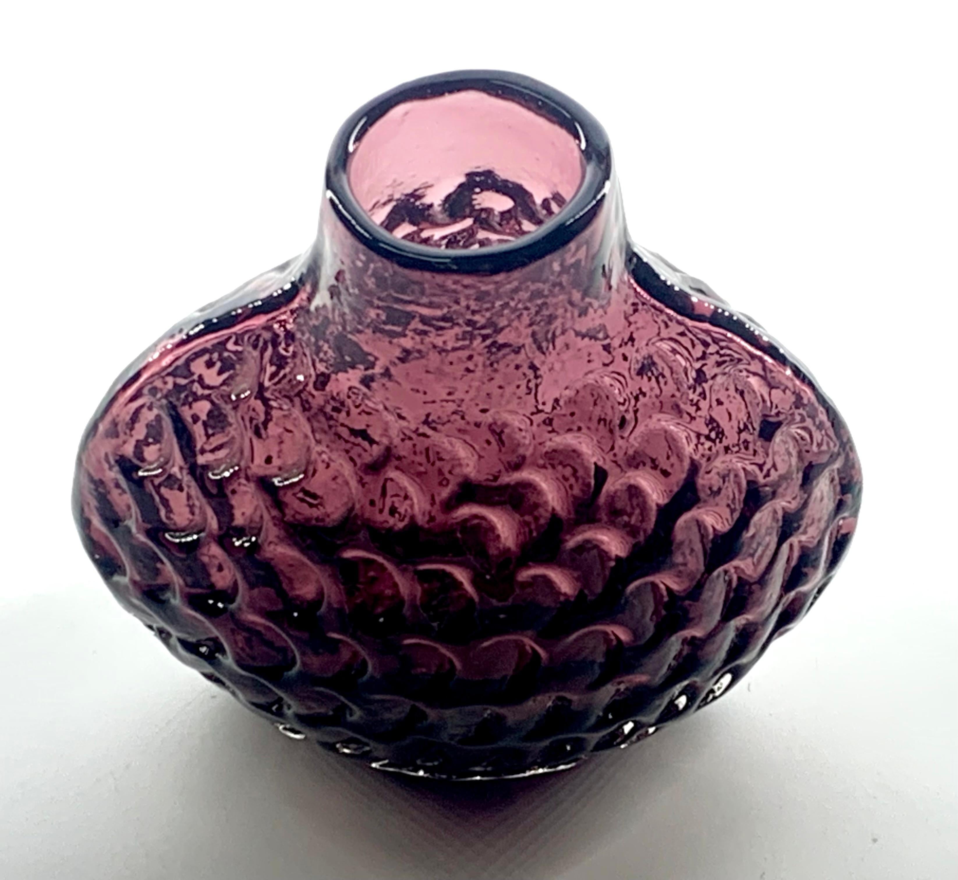 Anglais Vase Onion Aubergine de Geoffrey Baxter, Royaume-Uni, vers 1971. en vente