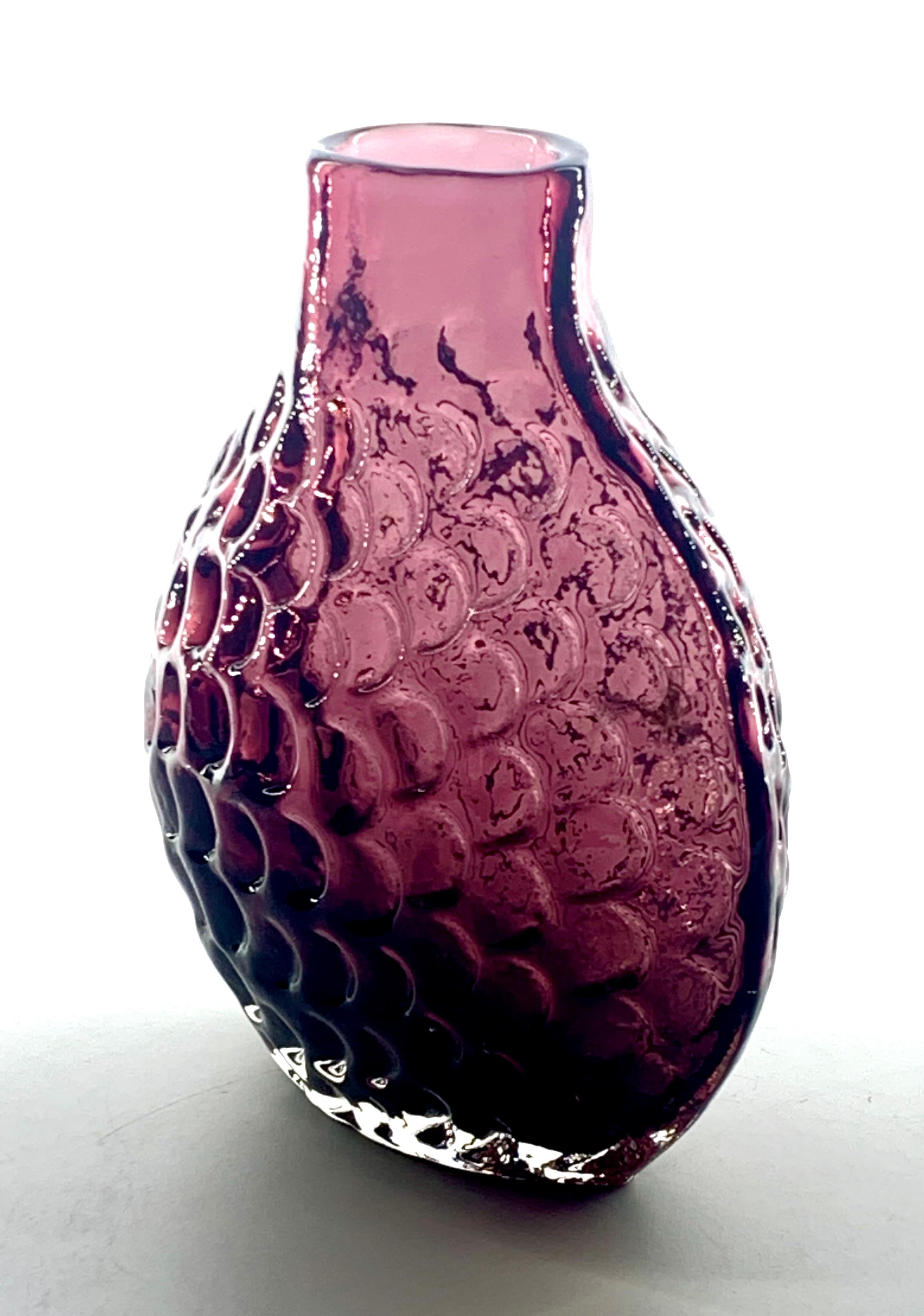 Moulé Vase Onion Aubergine de Geoffrey Baxter, Royaume-Uni, vers 1971. en vente