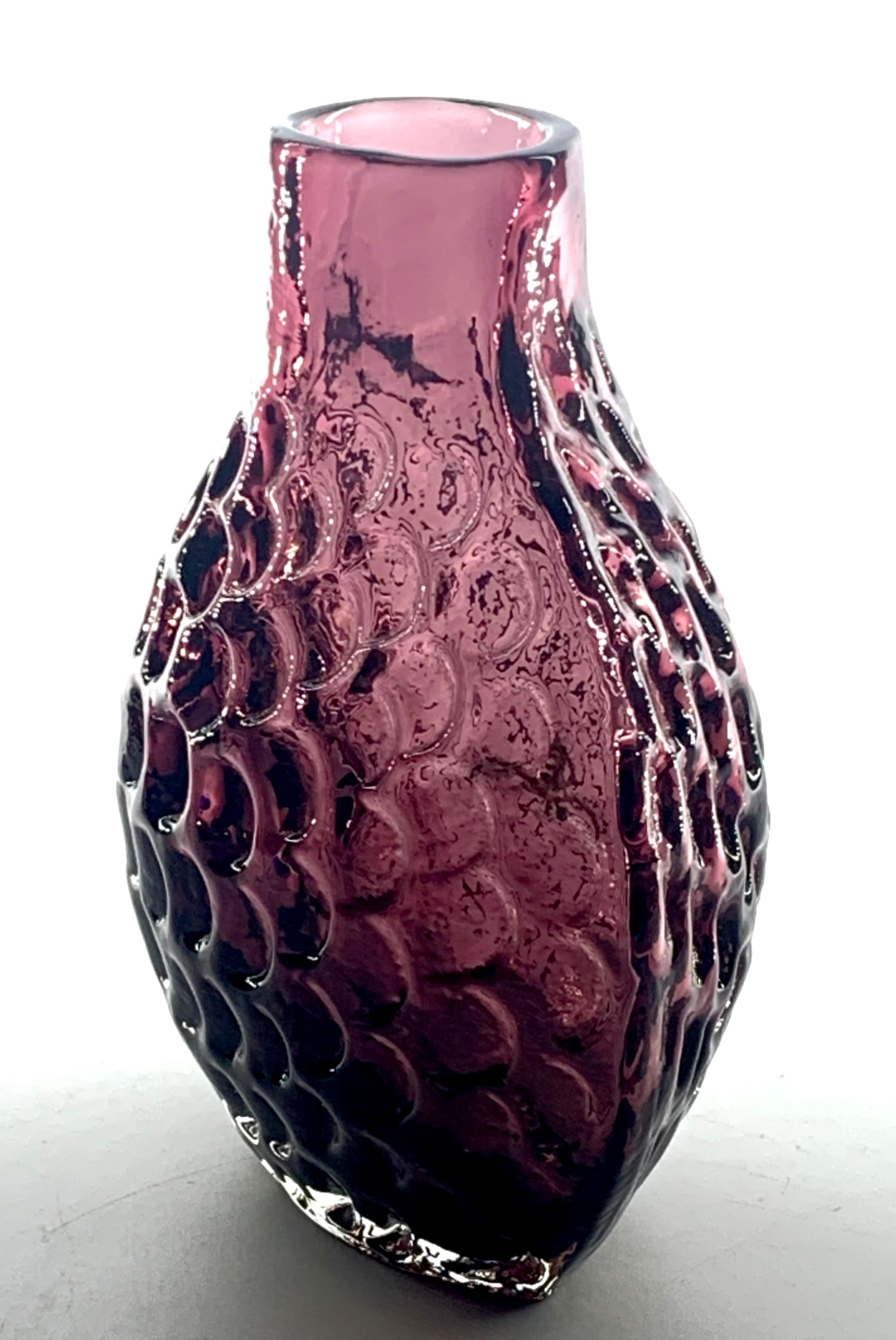 Verre d'art Vase Onion Aubergine de Geoffrey Baxter, Royaume-Uni, vers 1971. en vente