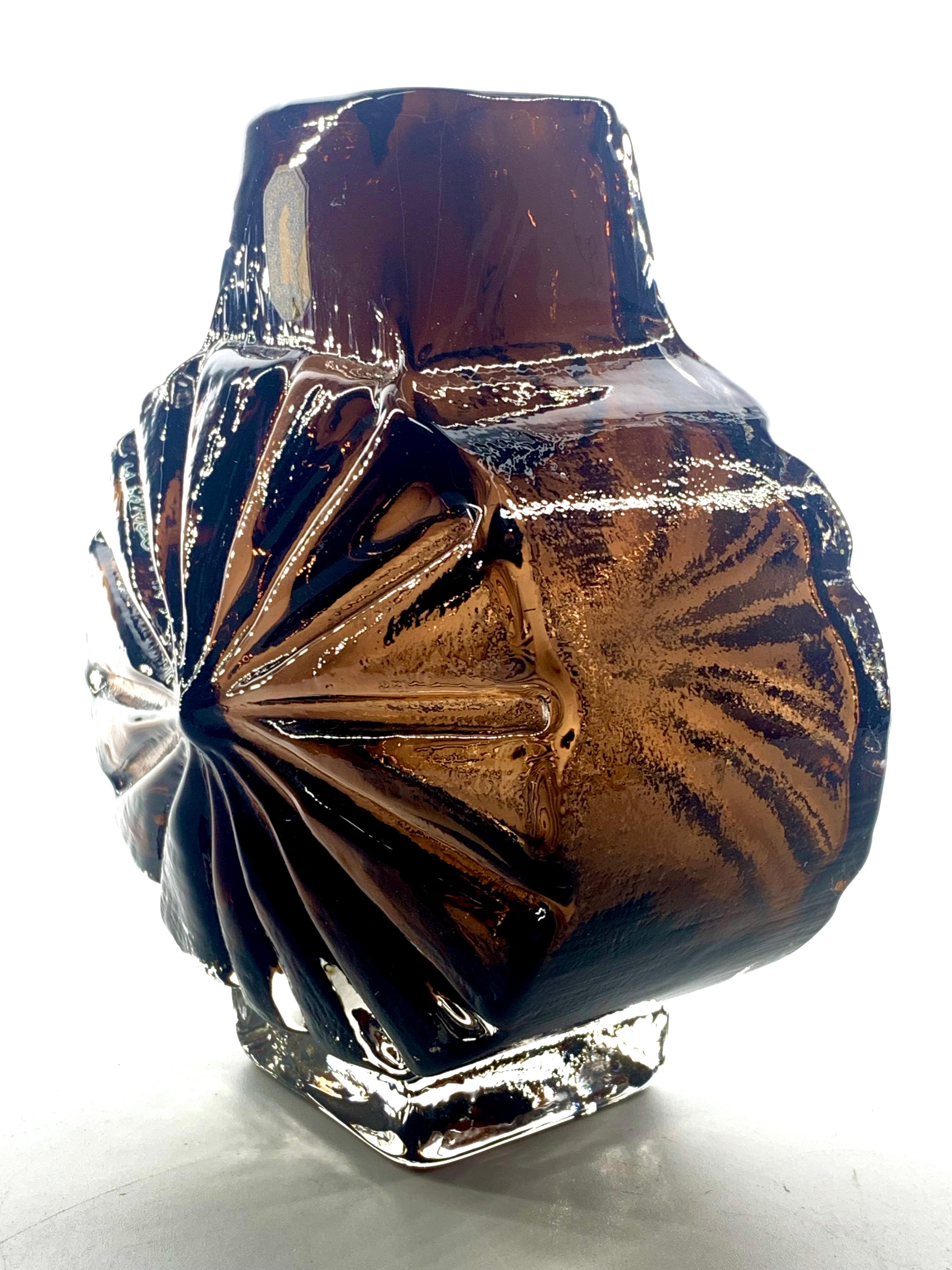 Metà XX secolo Whitefriars di Geoffrey Baxter, vaso Cinnamon Sunburst, A.C., 1967 circa. in vendita
