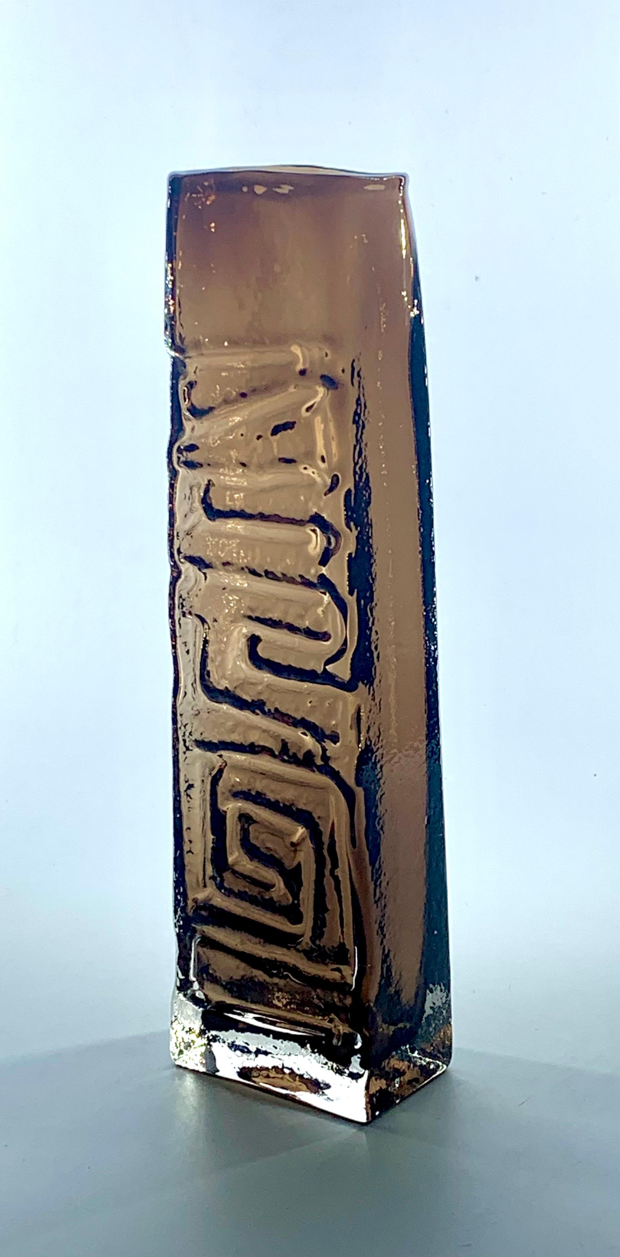 Jarrón tótem de canela diseñado por Geoffrey Baxter, número de modelo 9671.
Publicado en 1967, está en excelentes condiciones.