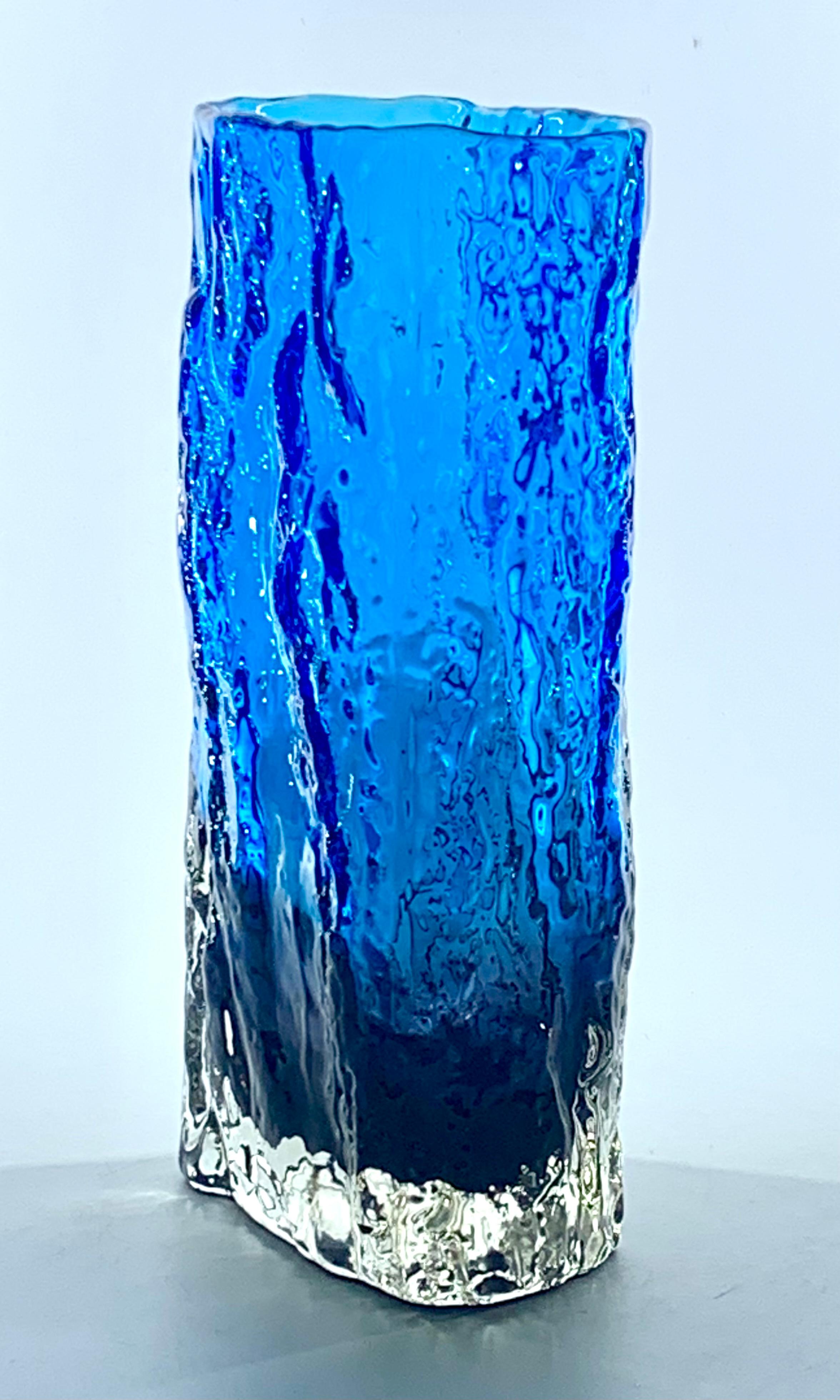 Vaso in corteccia blu Kingfisher di Geoffrey Baxter per Whitefriars, 1970 circa.
In condizioni eccellenti, il blu è vibrante e ha una grande profondità.