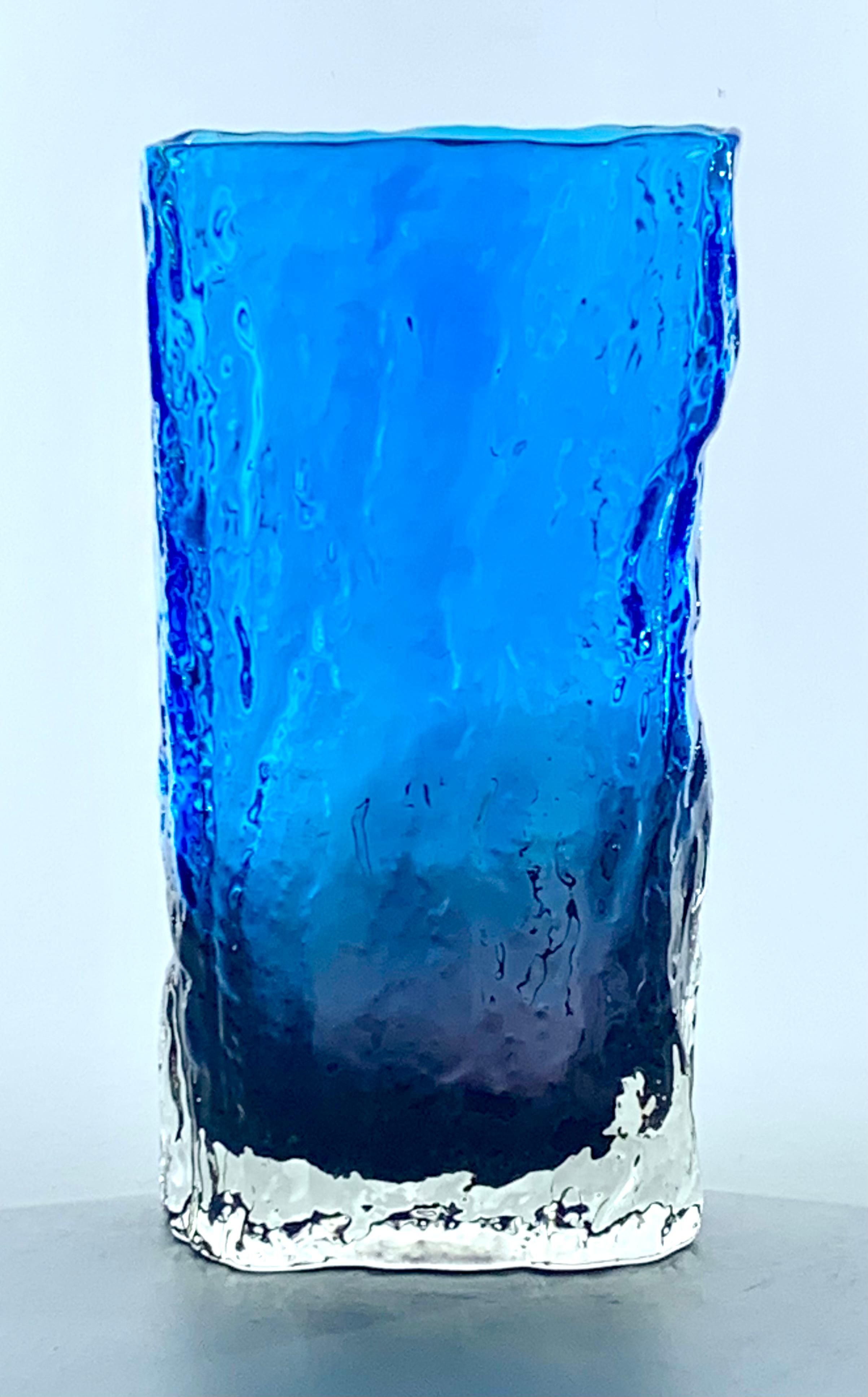 Mid-Century moderno Vaso in corteccia blu Whitefriars by Geoffrey Baxter, A.C., 1970 ca. in vendita