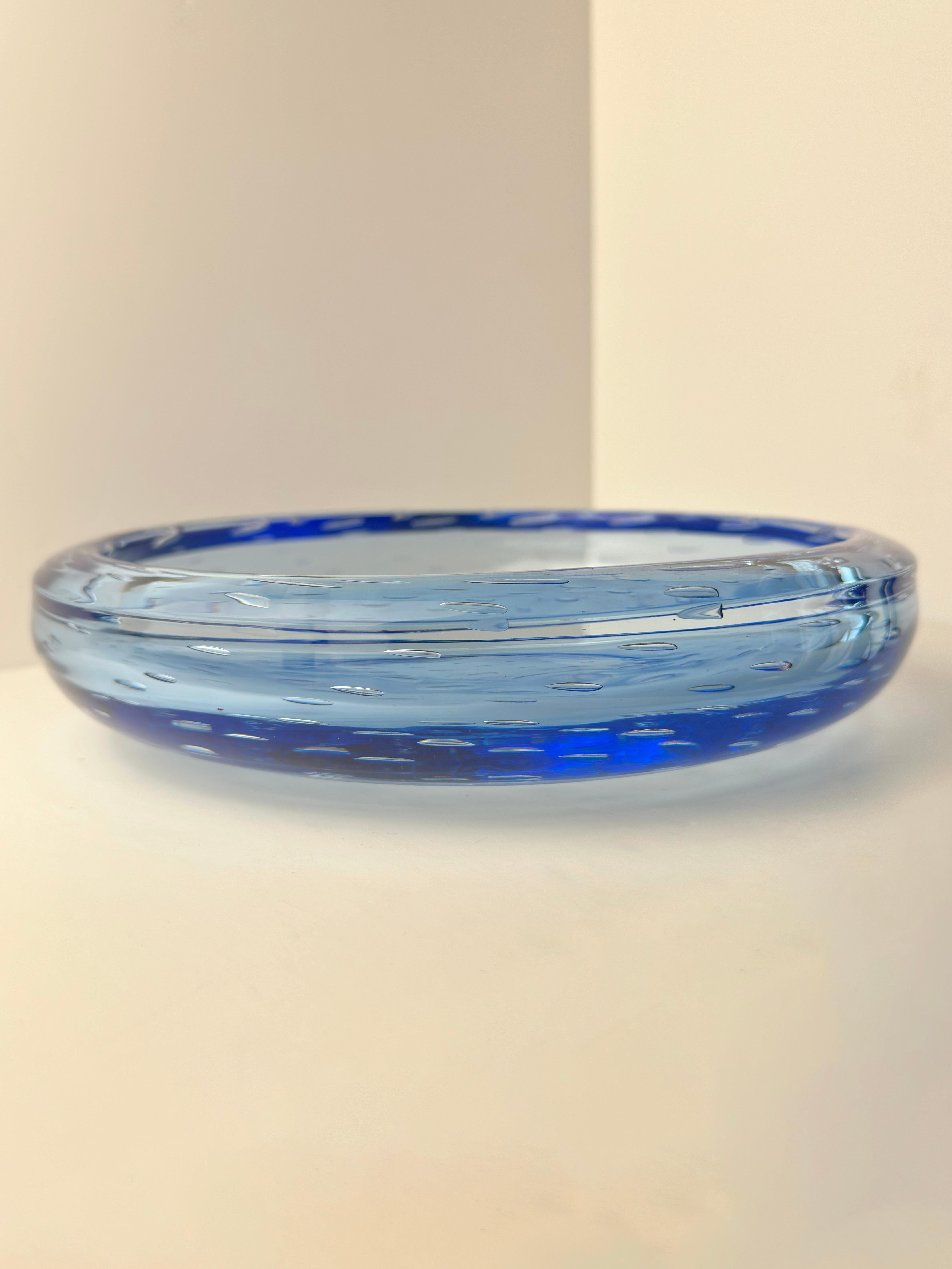 Whitefriars Geoffrey Baxter Large Blue Glass Dish, Controlled Bubbles, 1960s In Good Condition For Sale In Glasgow, GB