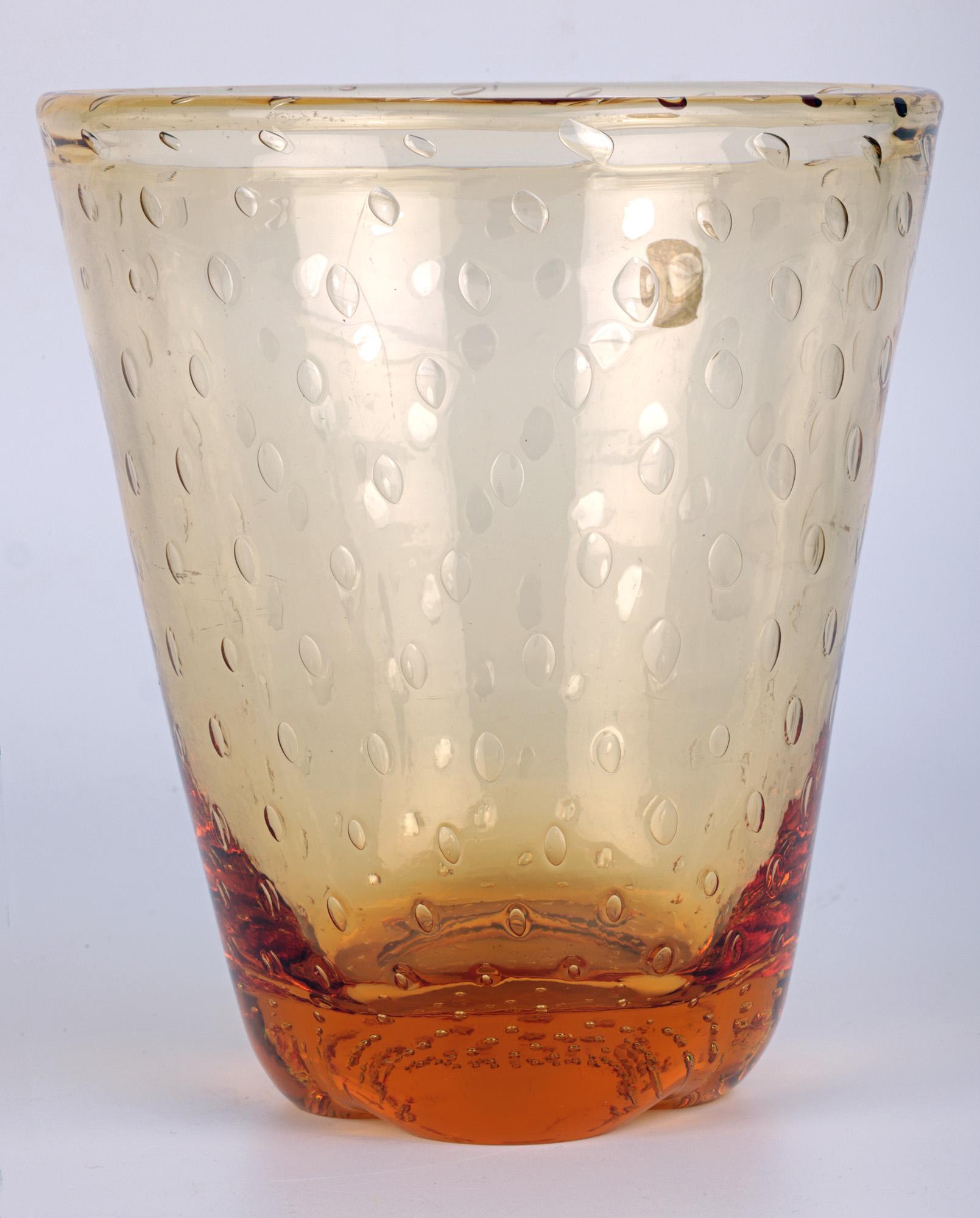 Whitefriars Glass, vaso in vetro ambrato a bolle controllate, della metà del secolo scorso in vendita 2
