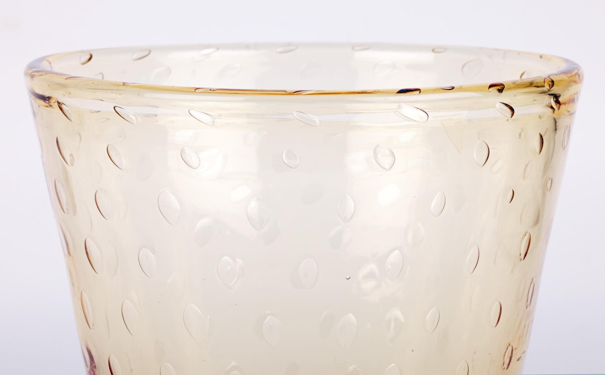 Eine stilvolle und fein gearbeitete Bernsteinglasvase aus der Mitte des Jahrhunderts mit kontrolliertem Blasenmuster des renommierten britischen Glasherstellers Whitefriars. Die mundgeblasene Kunstglasvase steht auf einem vierteiligen, flach