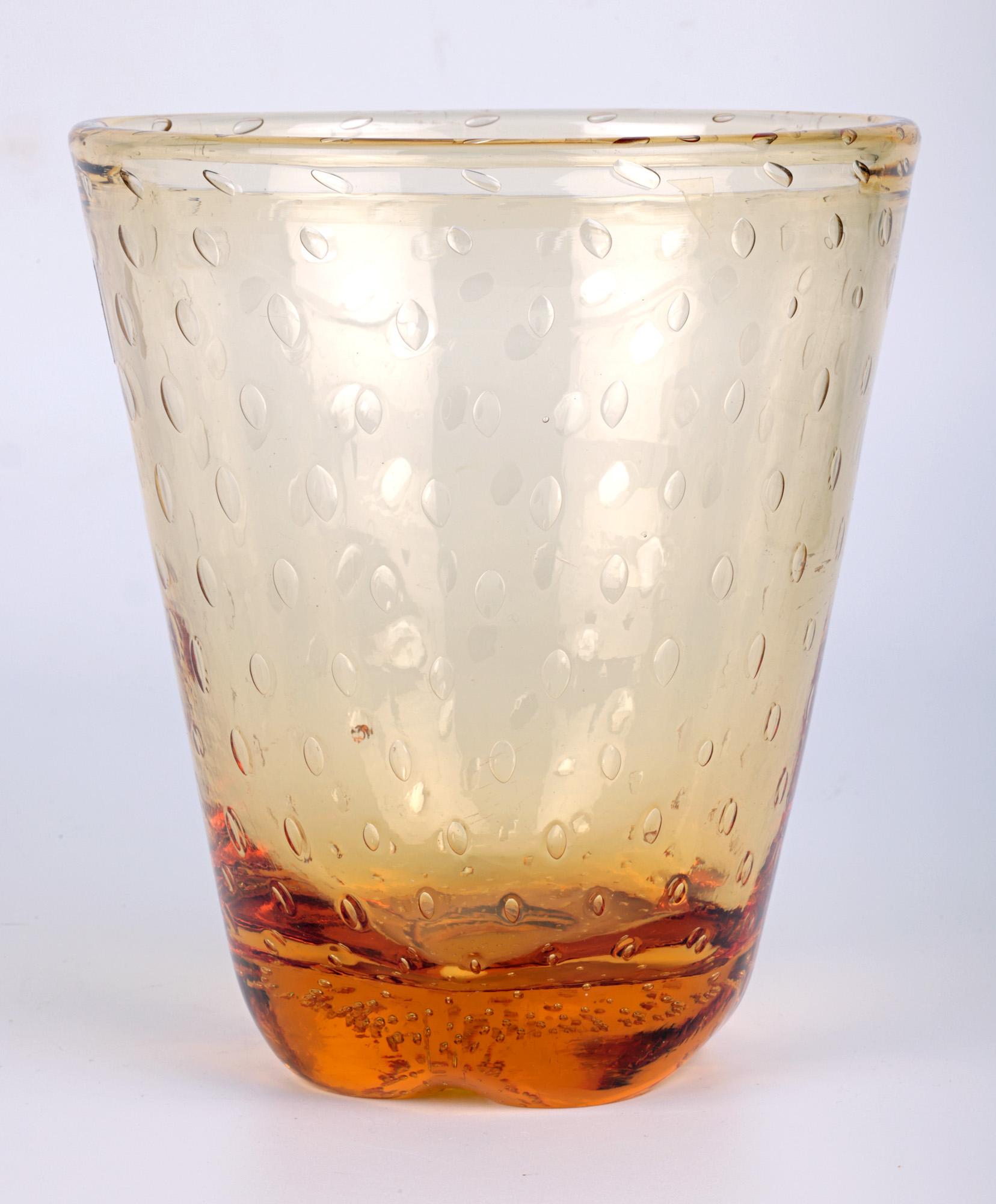 Whitefriars Mid-Century Kontrollierte Blase Bernstein Glas Vase (Englisch) im Angebot