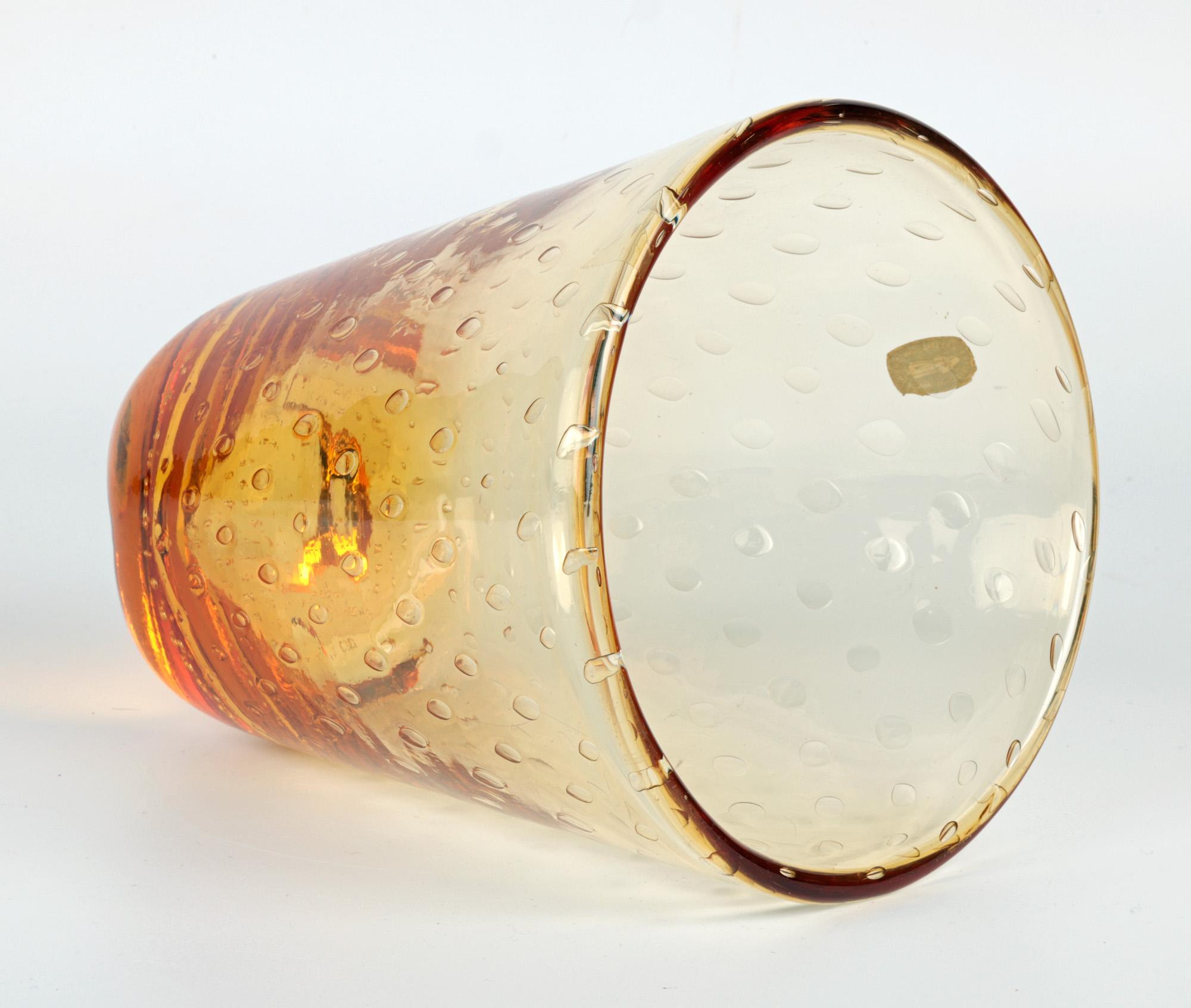 Whitefriars Mid-Century Kontrollierte Blase Bernstein Glas Vase (Handgefertigt) im Angebot