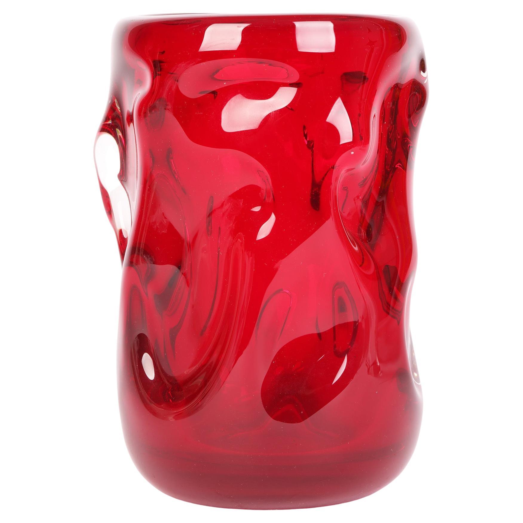 Whitefriars Vase en verre d'art rouge à picots du milieu du siècle dernier