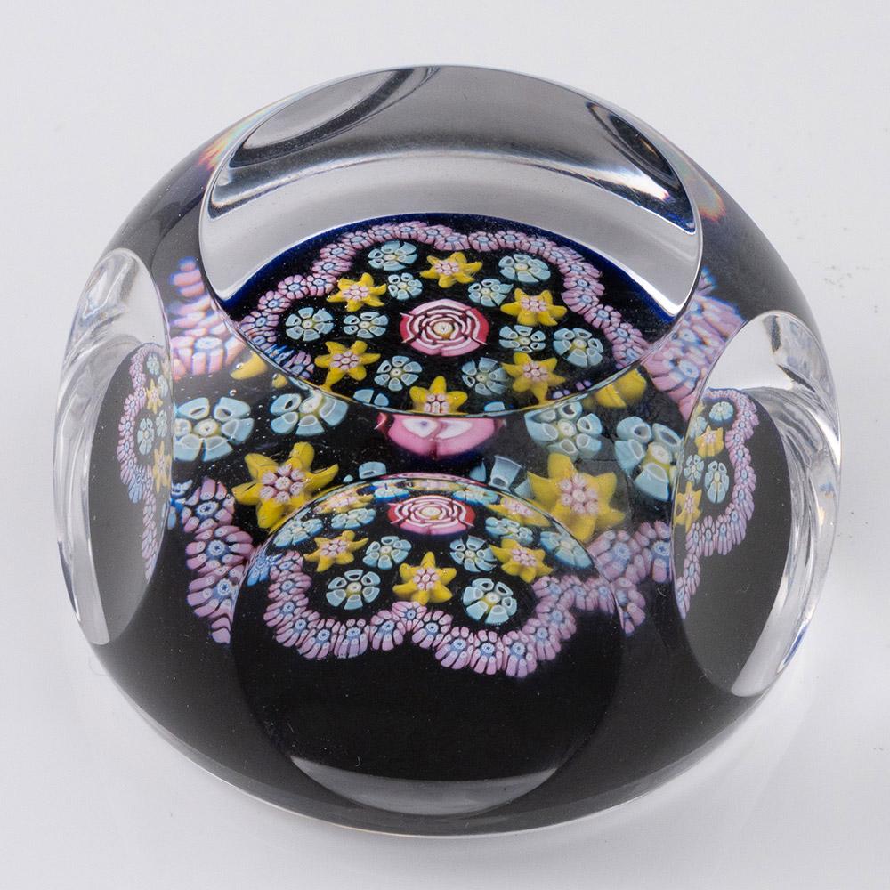 Überschrift : Whitefriars Paperweight Rare Clichy Rose Millefiori Garland 1979
Datum : 1979
Herkunft: Whitefriars
Merkmale: Ein seltener Clichy-Rosen-Millefiori-Stab, umgeben von einer Girlande aus Stäben auf dunklem Grund, mit fünf Fenstern mit