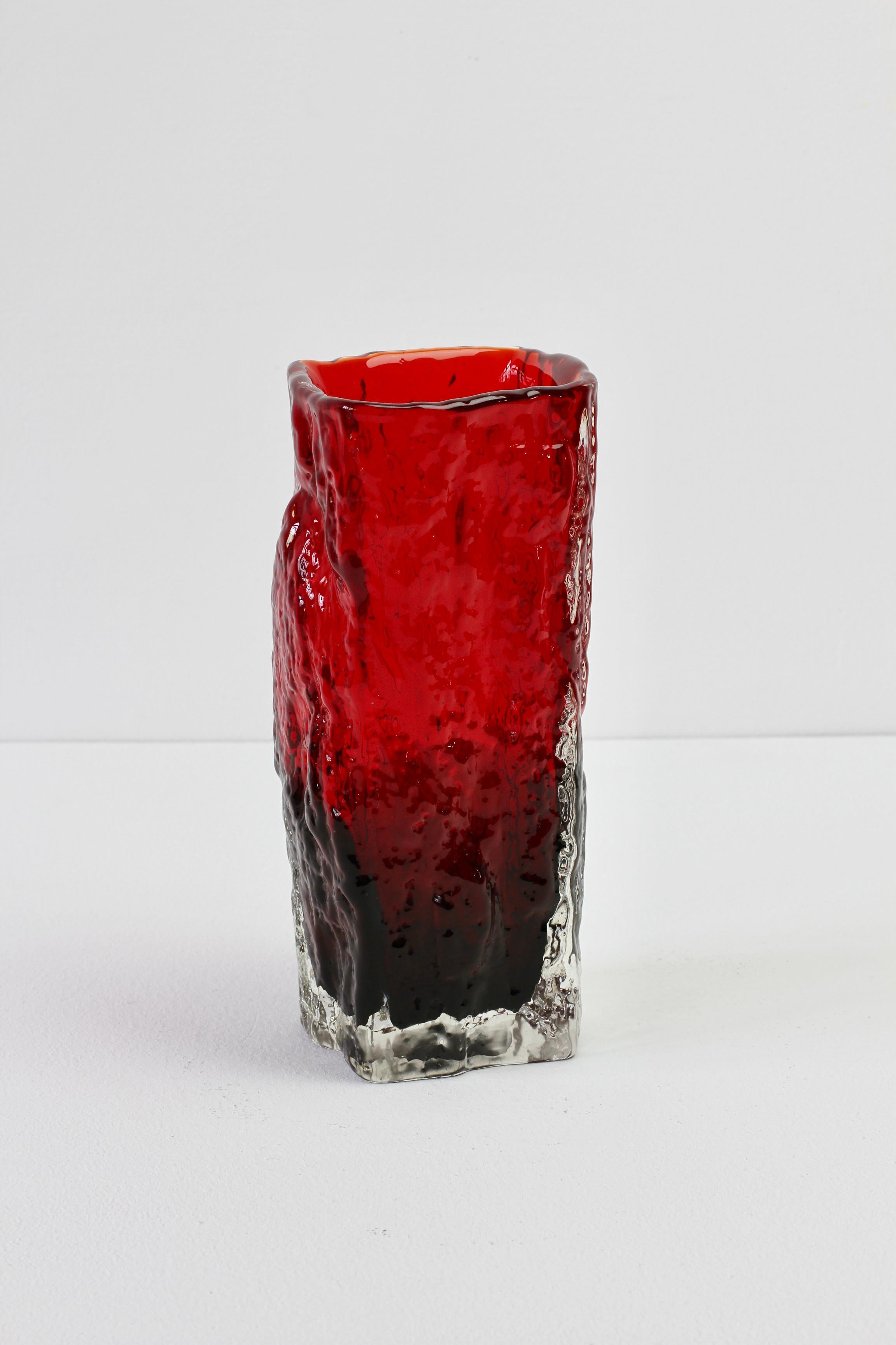 Mid-Century Modern Vase en verre texturé en forme d'écorce d'arbre rouge rubis vibrant, style Whitefriars, années 1970 en vente