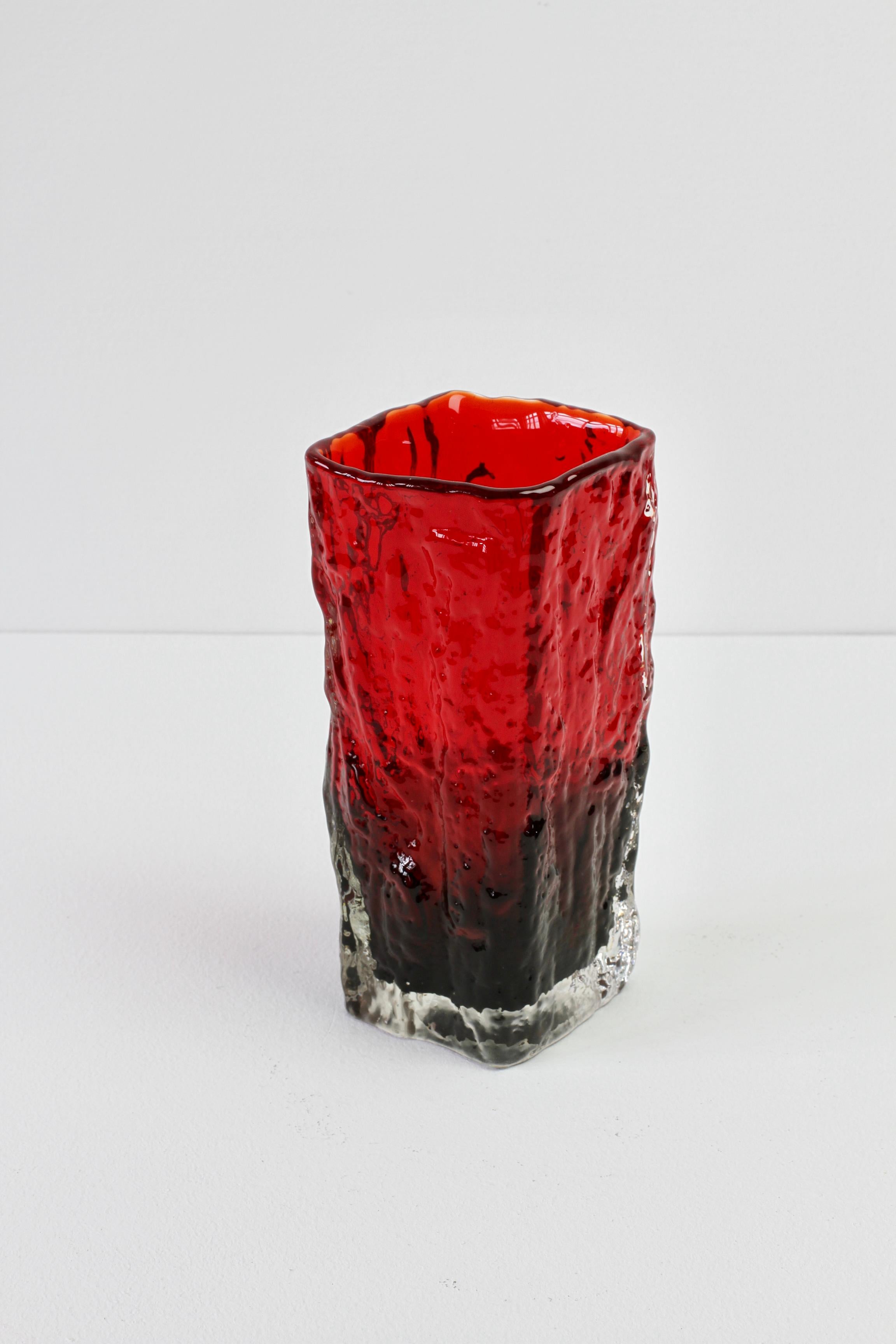 Whitefriars Style Vintage 1970s Vibrant Ruby Red Tree Bark Textured Glass Vase In Good Condition For Sale In Landau an der Isar, Bayern