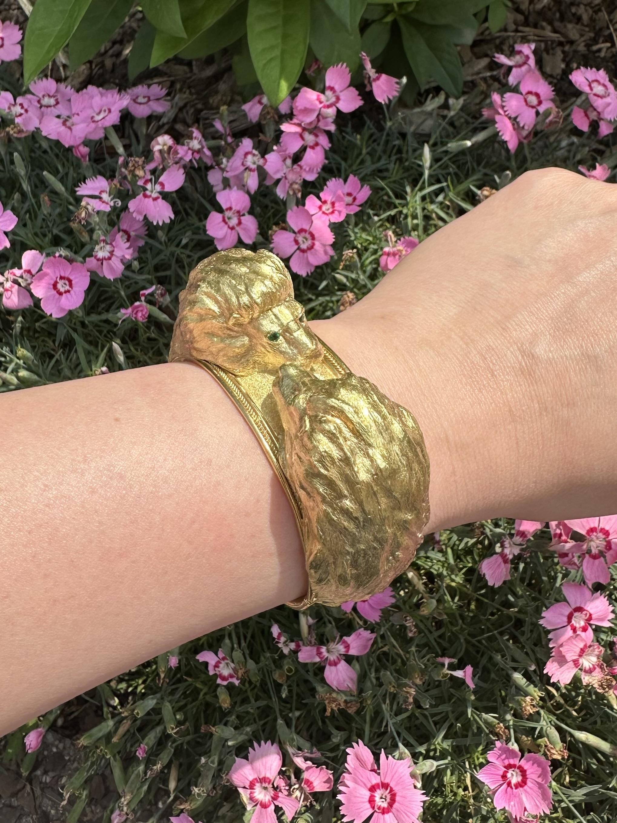 Whiteside Bracciale pesante in oro giallo 18 carati con smeraldo e doppia testa di leone in vendita 5