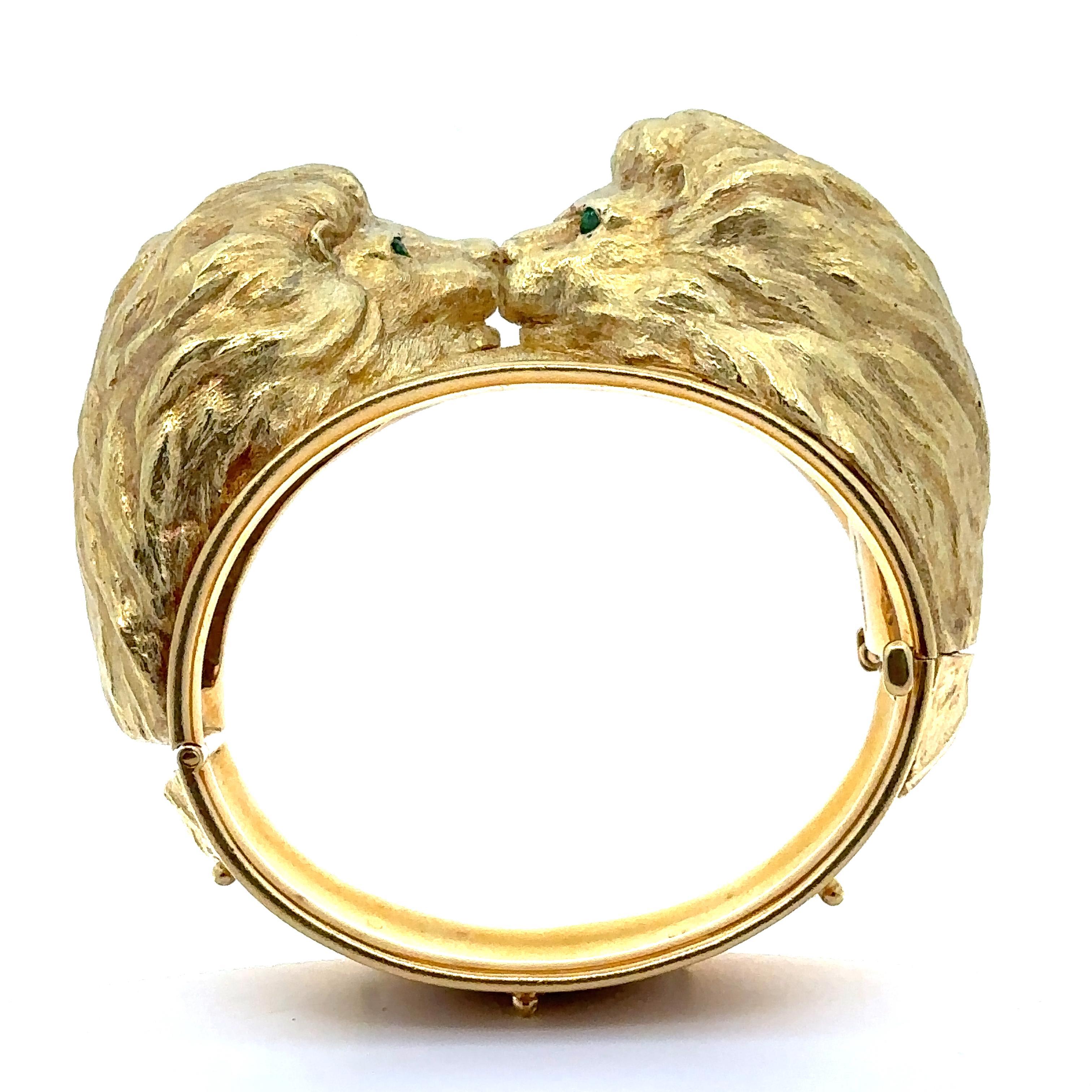 Whiteside Bracciale pesante in oro giallo 18 carati con smeraldo e doppia testa di leone in vendita 6