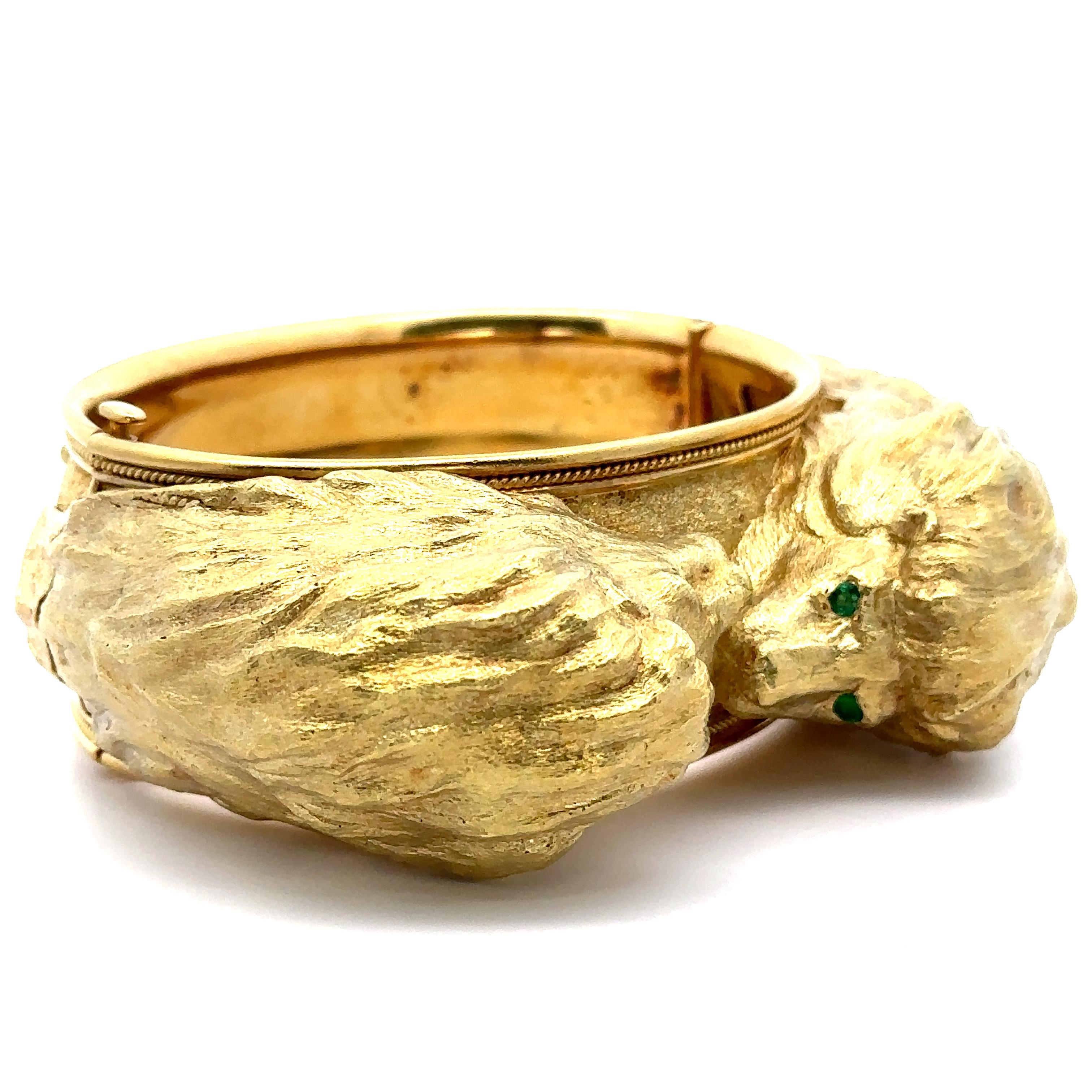 Whiteside Bracciale pesante in oro giallo 18 carati con smeraldo e doppia testa di leone in vendita 7