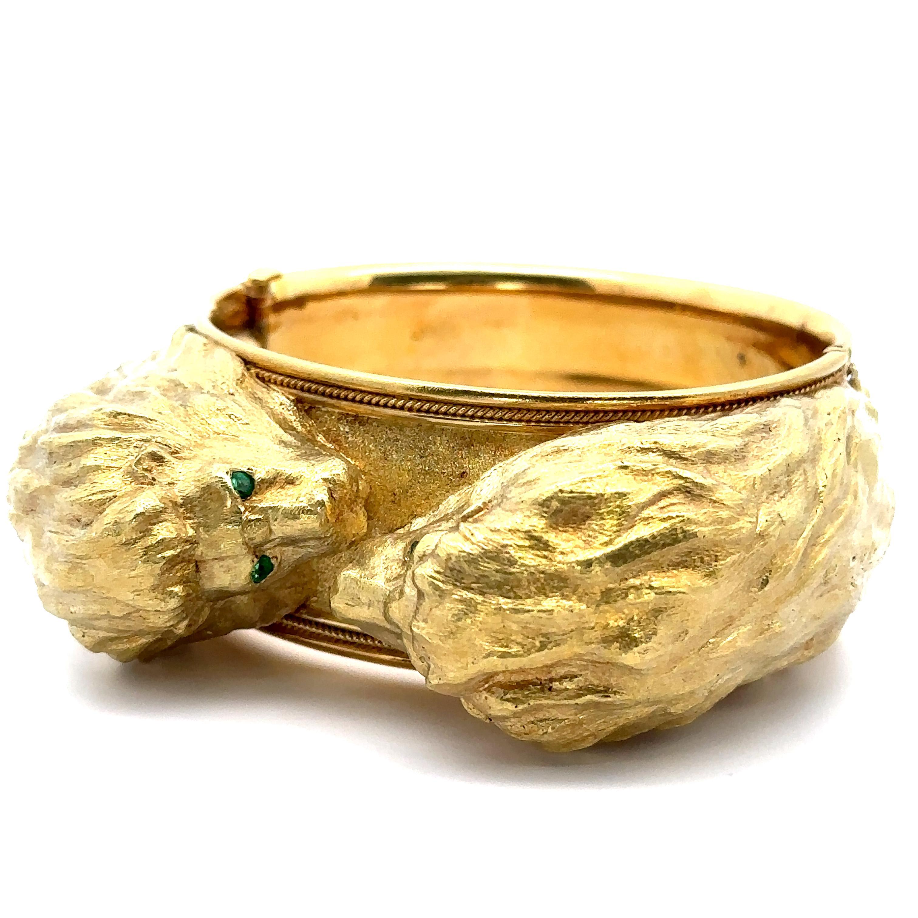 Whiteside Bracciale pesante in oro giallo 18 carati con smeraldo e doppia testa di leone in vendita 8